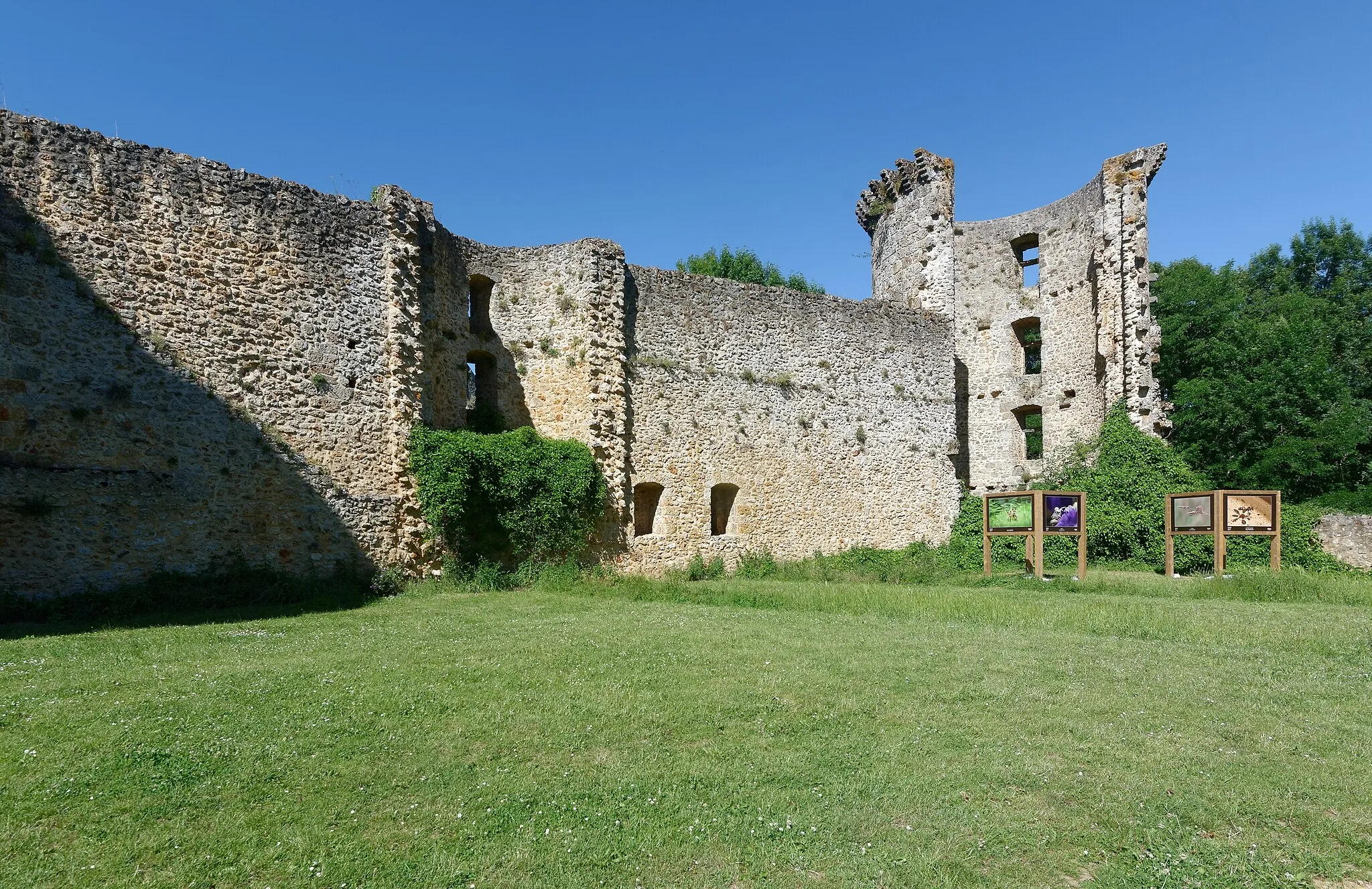 Photo showing: Partie nord-est du mur d'enceinte du château de la Madeleine.