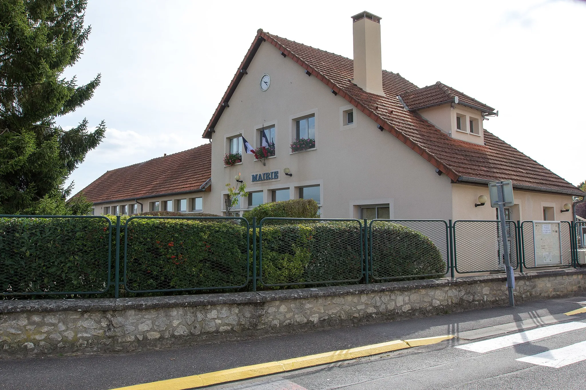 Photo showing: Mairie et école de Vayres-sur-Essonne  / Vayres-sur-Essonne / Essonne / France