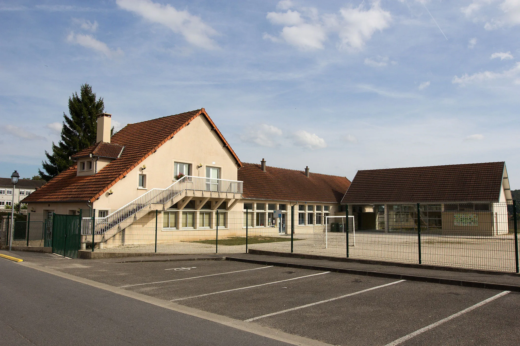Photo showing: Mairie et école de Vayres-sur-Essonne  / Vayres-sur-Essonne / Essonne / France