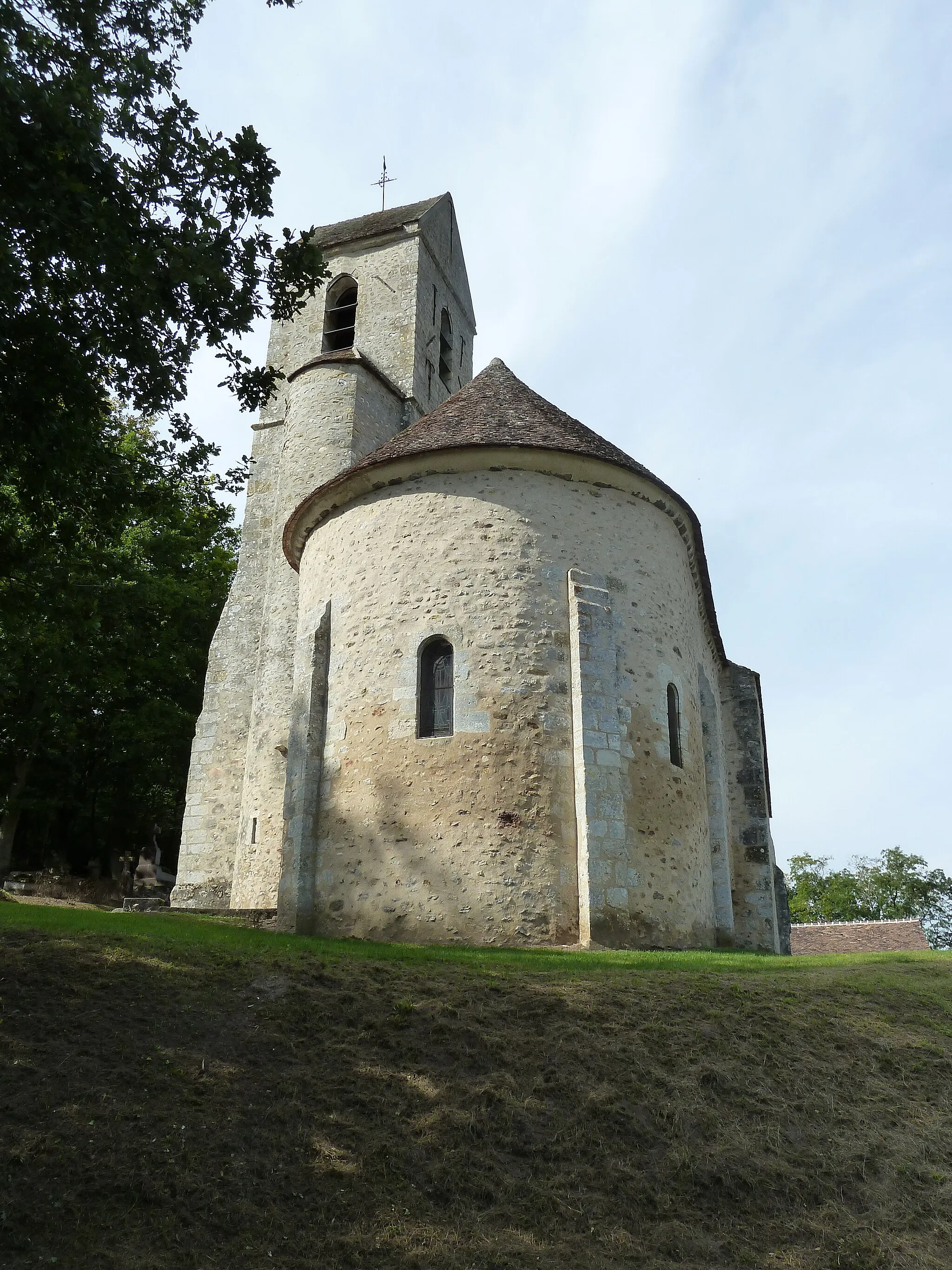 Photo showing: Érigée sur une butte, l'église vue coté du village, sur la petite route du cimetière