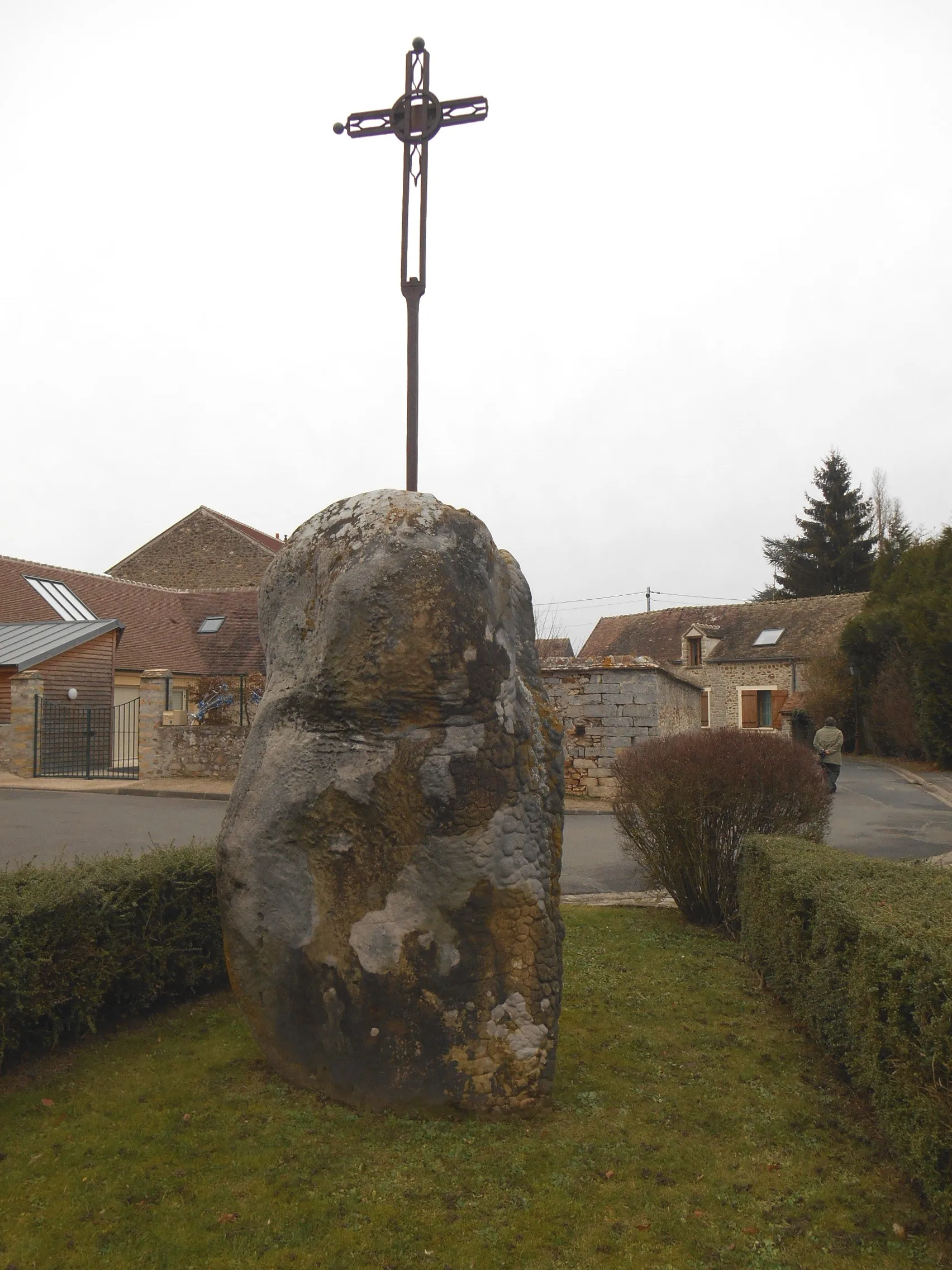 Photo showing: Pseudo-menhir, Saint-Martin-en-Bière (77)