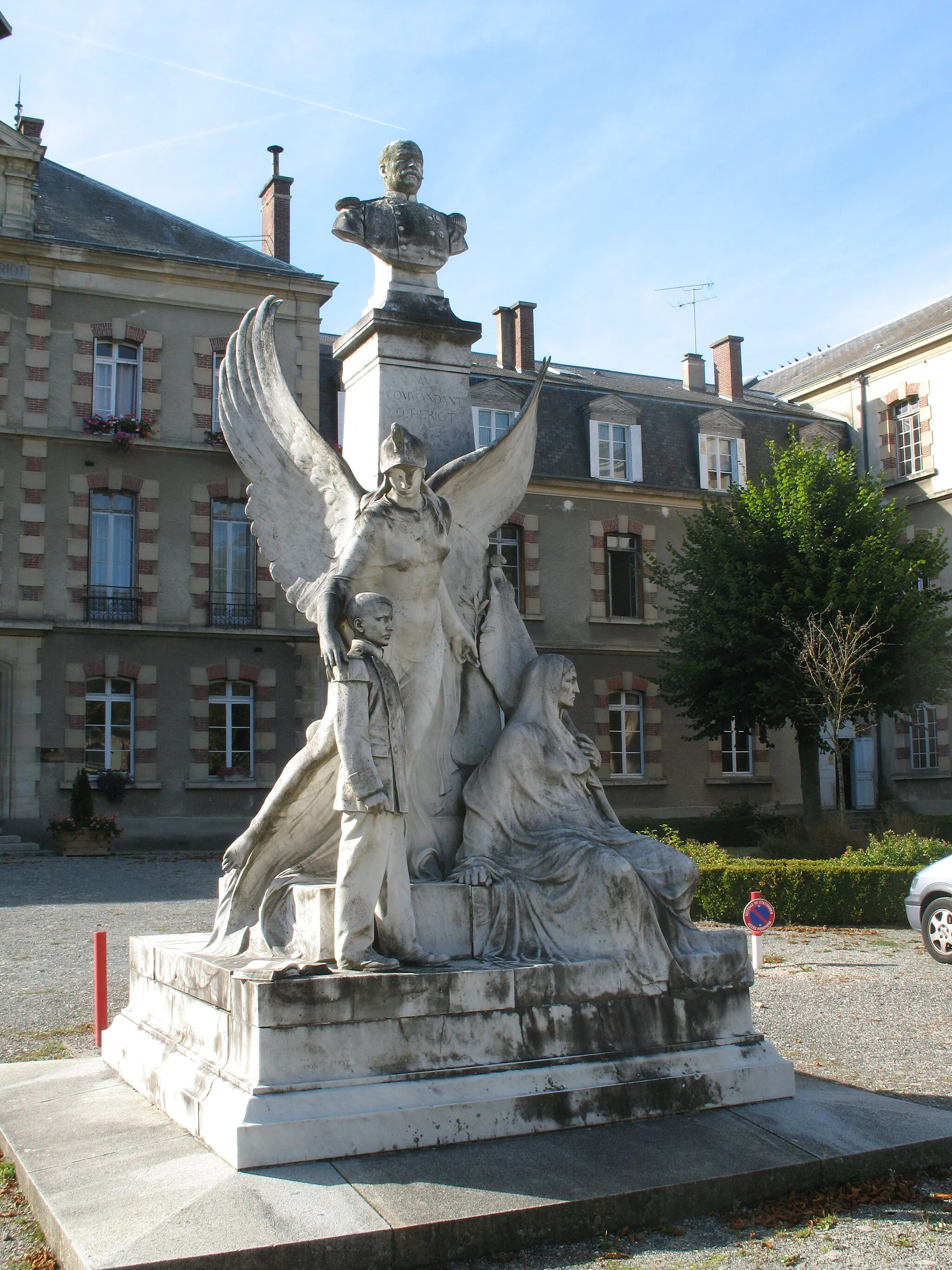 Photo showing: Antonin Carlès (1851-1919), Monument au commandant Hériot, 1906, La Boissière-École, école régionale du premier degré Olympe Hériot.