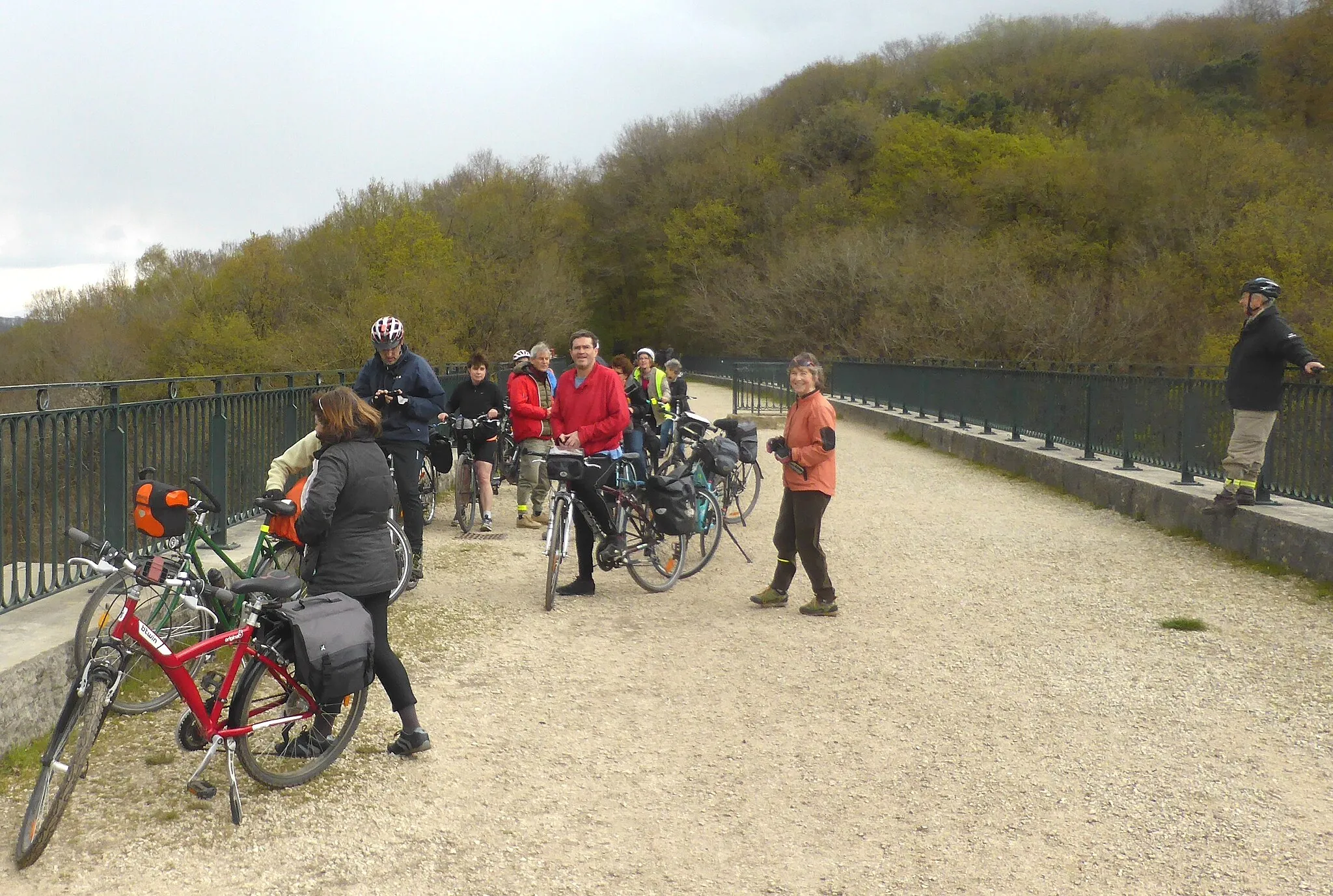 Photo showing: Cyclistes sur le viaduc des Fauvettes