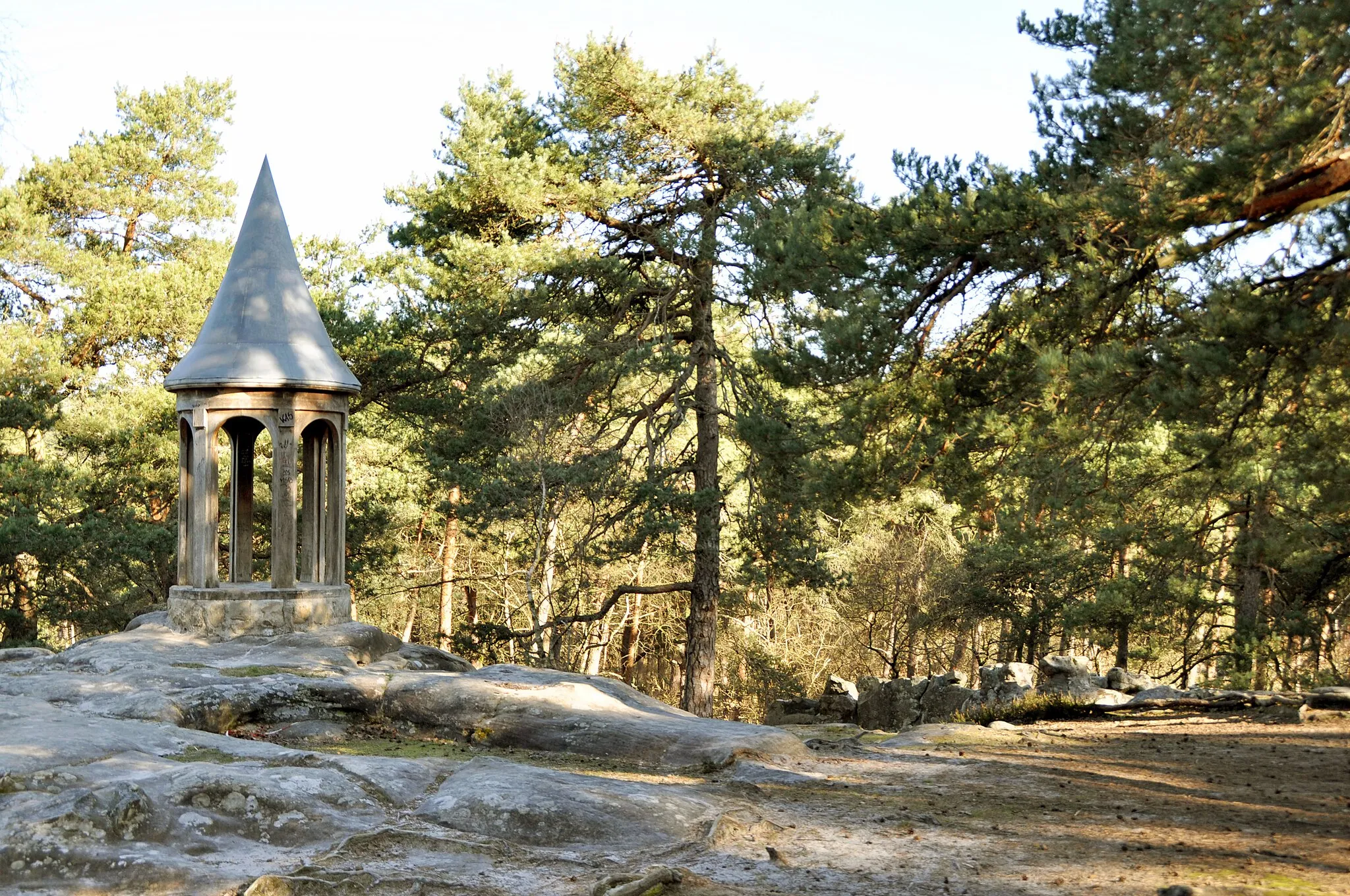 Photo showing: Clocheton de la Roche aux Amis, reconstruit en 2001, dans la forêt de Buthiers, commune française du département de la Seine-et-Marne en région Île-de-France.