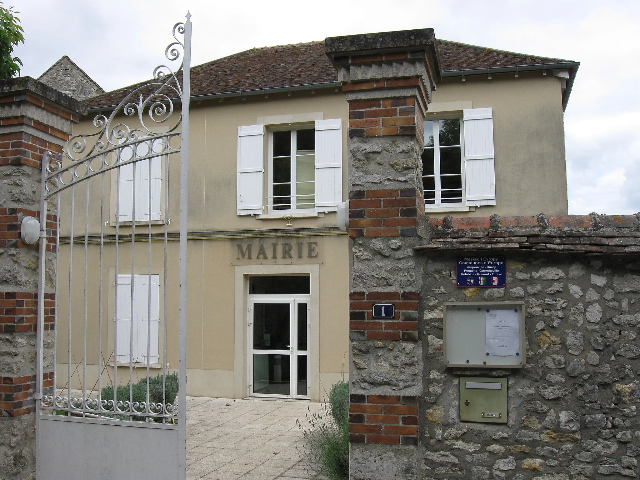 Photo showing: Mairie de Fromont. (département de Seine-et-Marne, région Île-de-France).