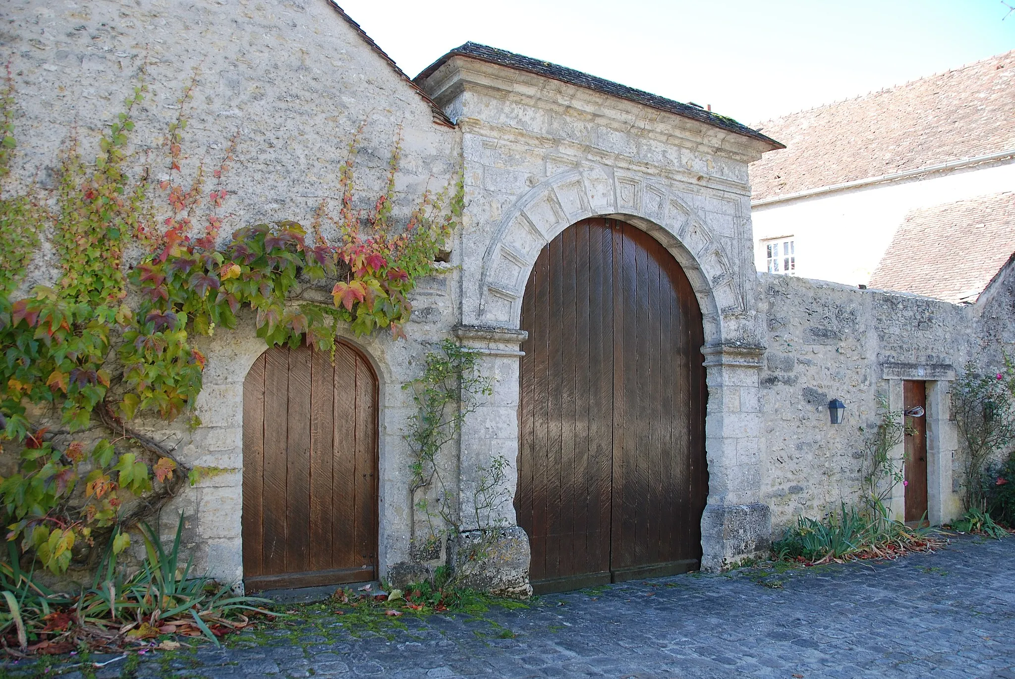 Photo showing: Portail 20, rue de Nemours, XVIIe siècle. (Ury, Seine-et-Marne, région Île-de-France).