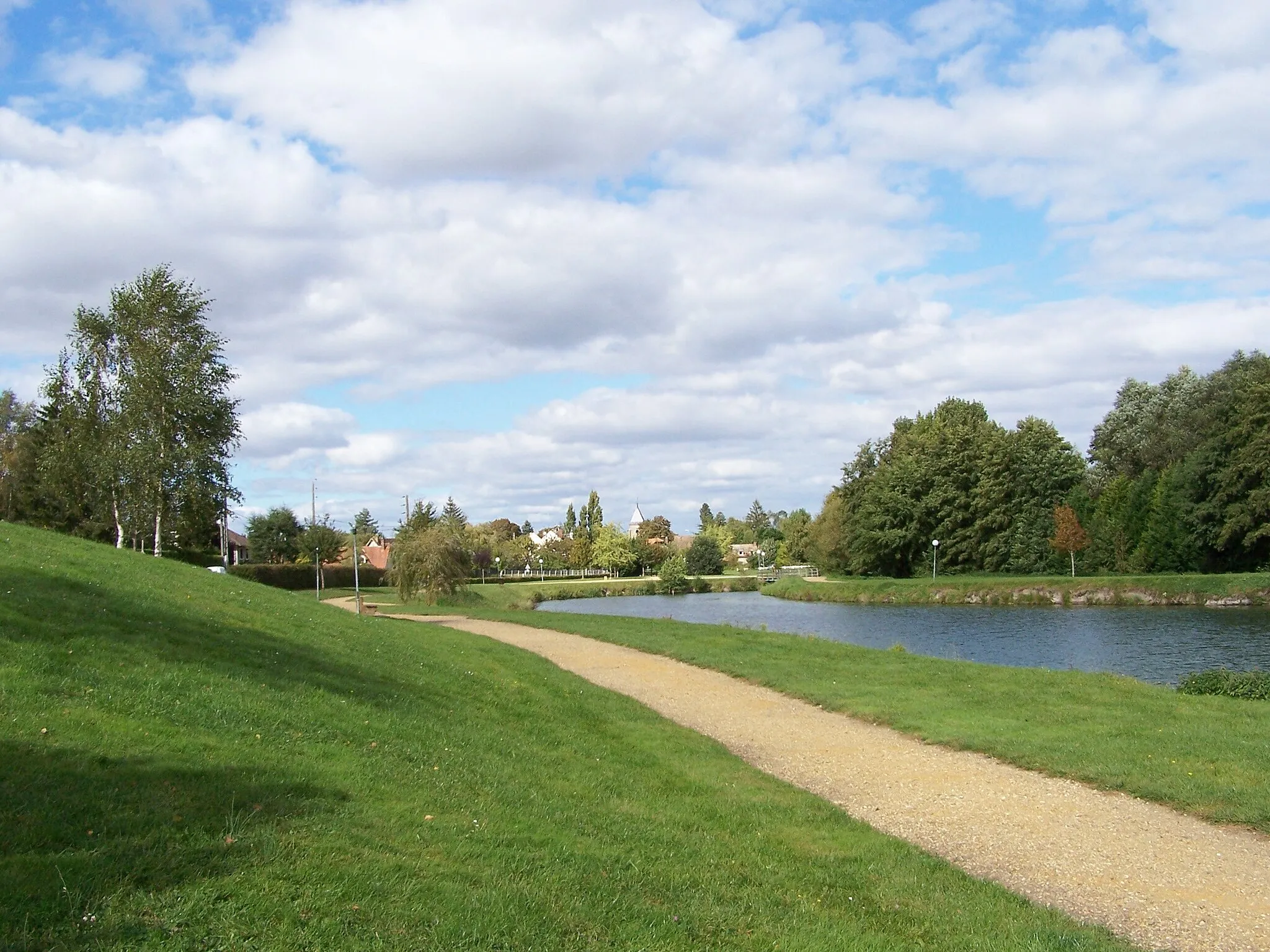 Photo showing: Park and lake in Condé-sur-Vesgre (Yvelines, France)