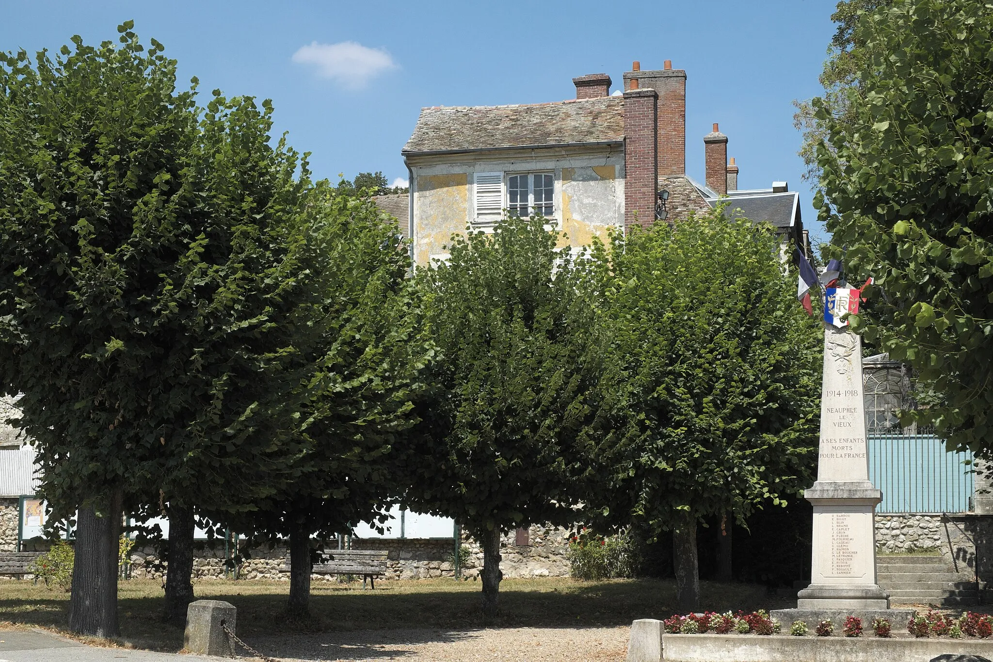 Photo showing: Monument aux Morts (Kriegerdenkmal) in Neauphle-le-Vieux im Département Yvelines (Île-de-France/Frankreich), im Hintergrund ehemalige Abteigebäude