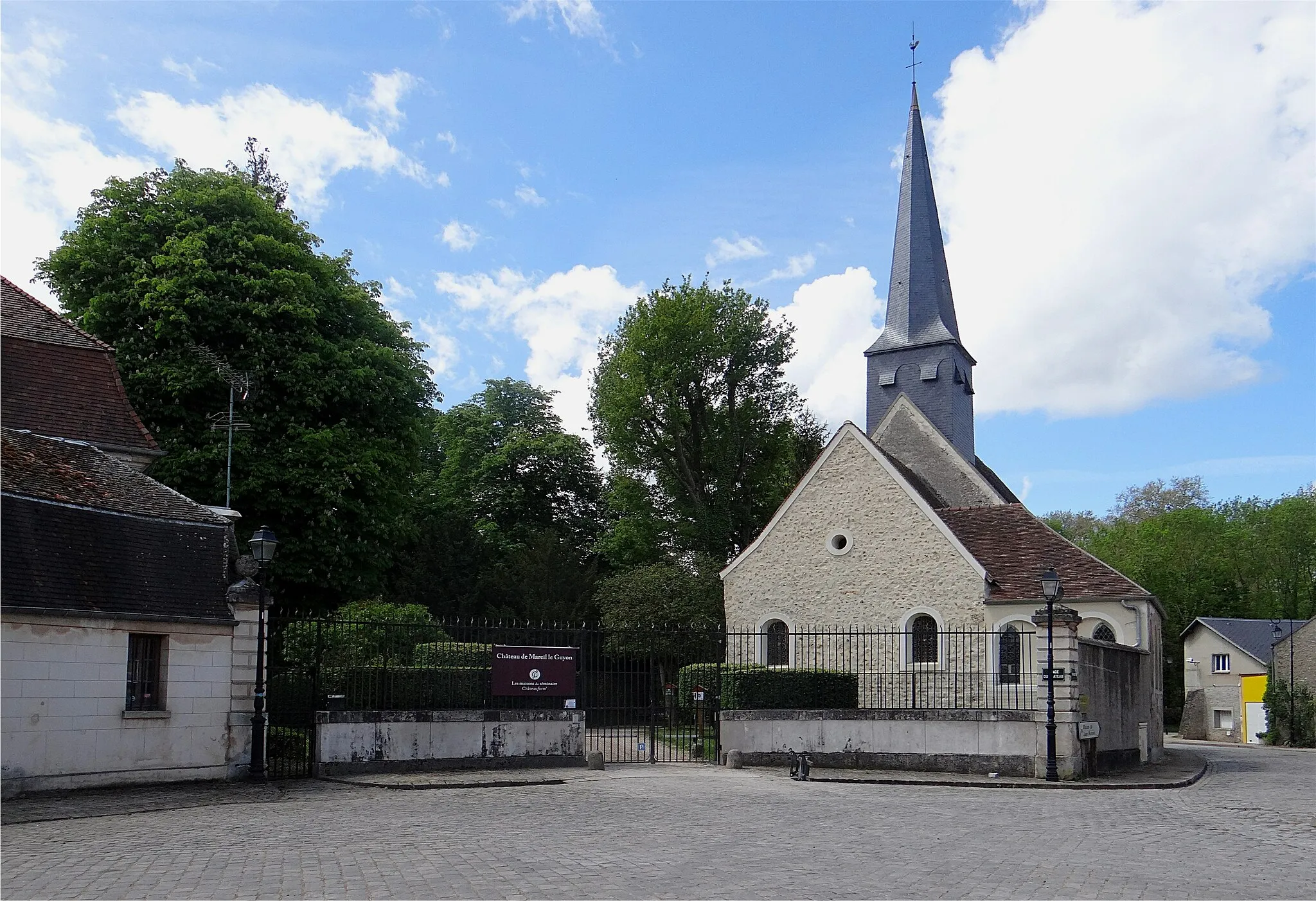 Photo showing: Église Saint-Martin et entrée du château, Mareil-le-Guyon, Yvelines, France.