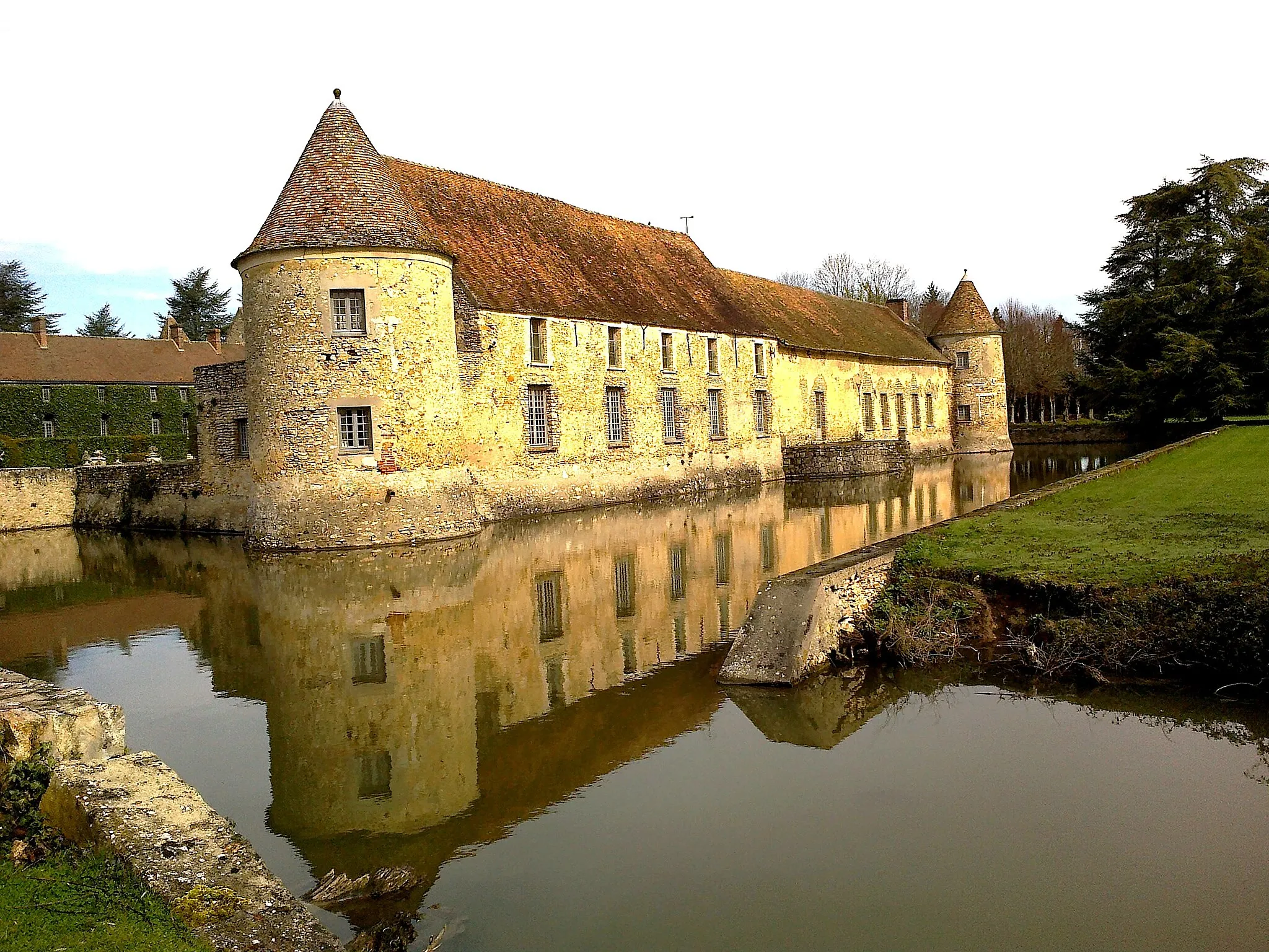 Photo showing: Yvelines Chateau De Villiers Le Mahieu Aile Arriere Droite 12042016