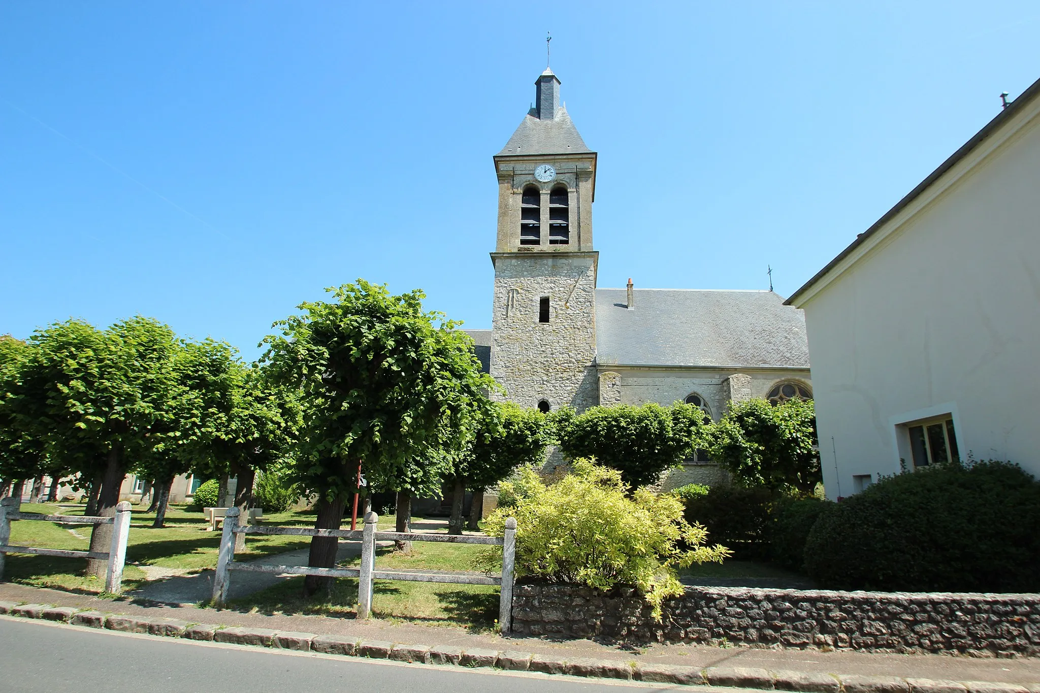 Photo showing: St. Martin church of Dammartin-en-Serve, France.