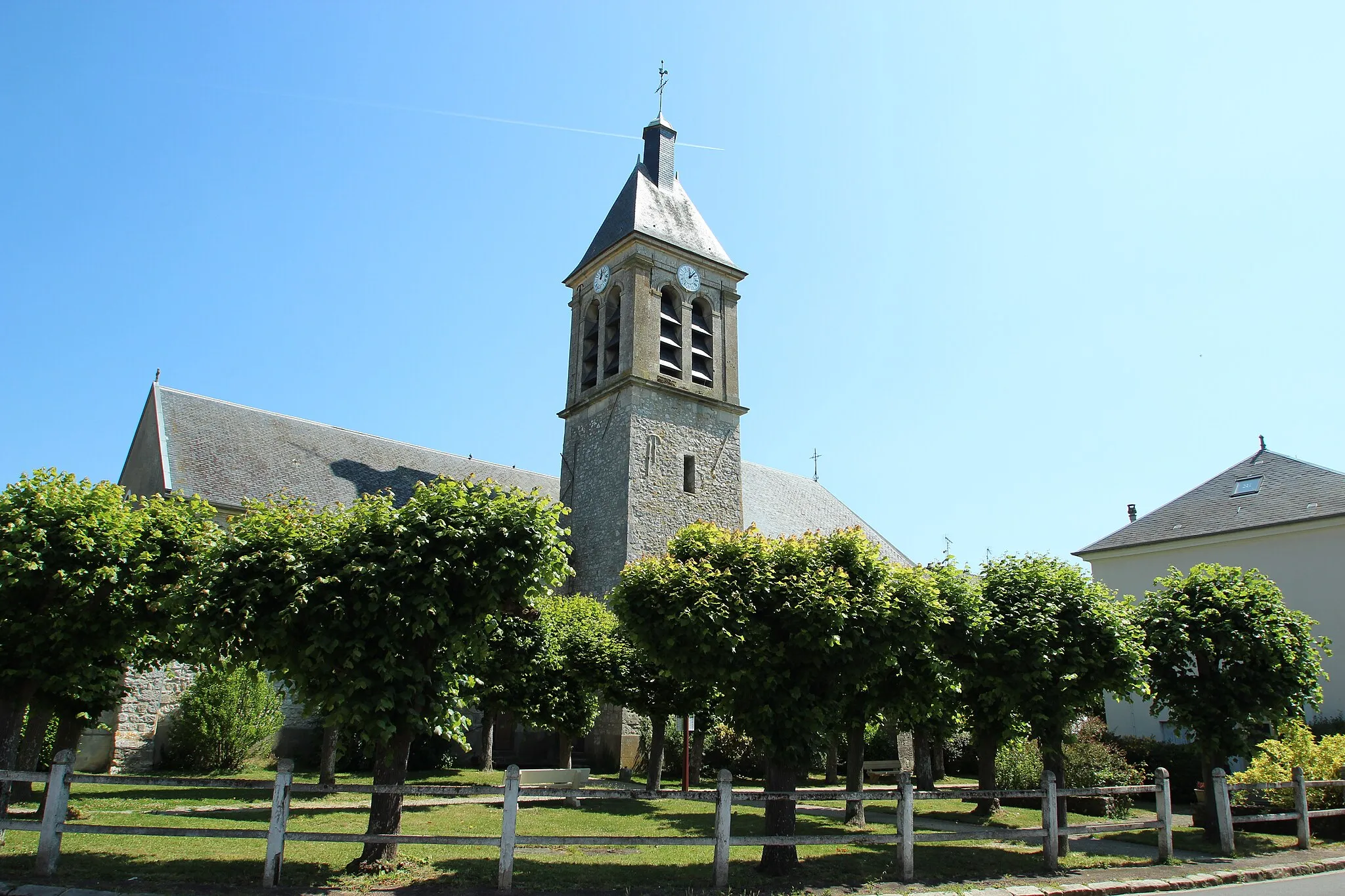 Photo showing: St. Martin church of Dammartin-en-Serve, France.