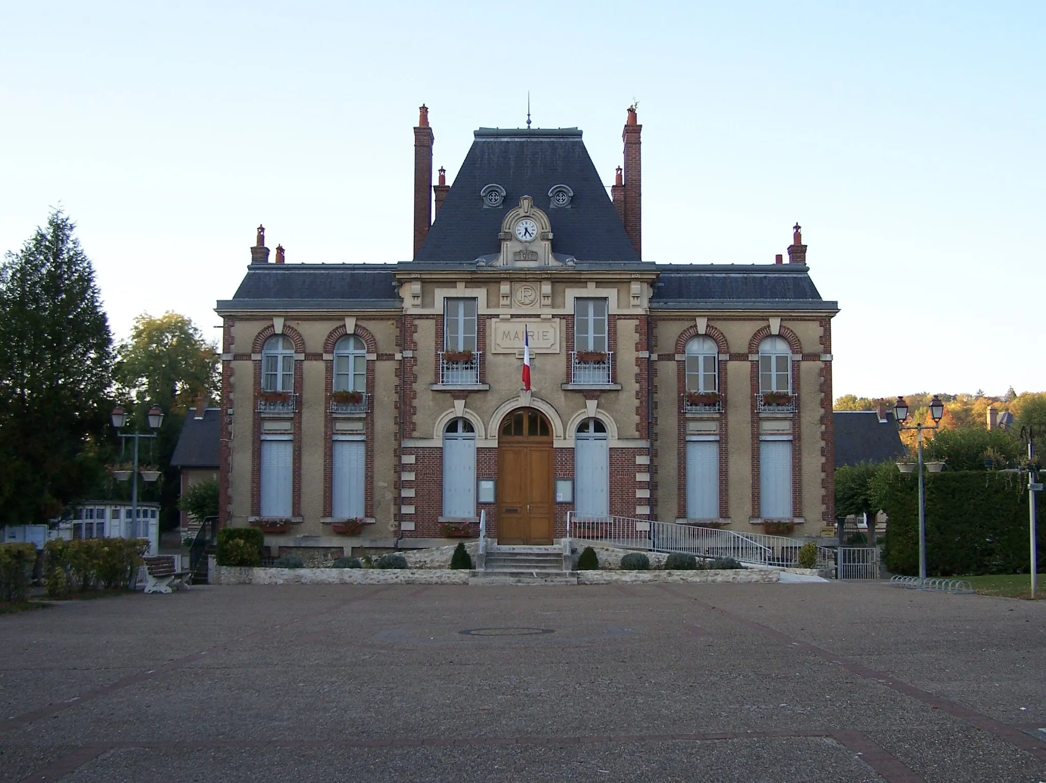 Photo showing: Town hall of Septeuil (Yvelines, France)