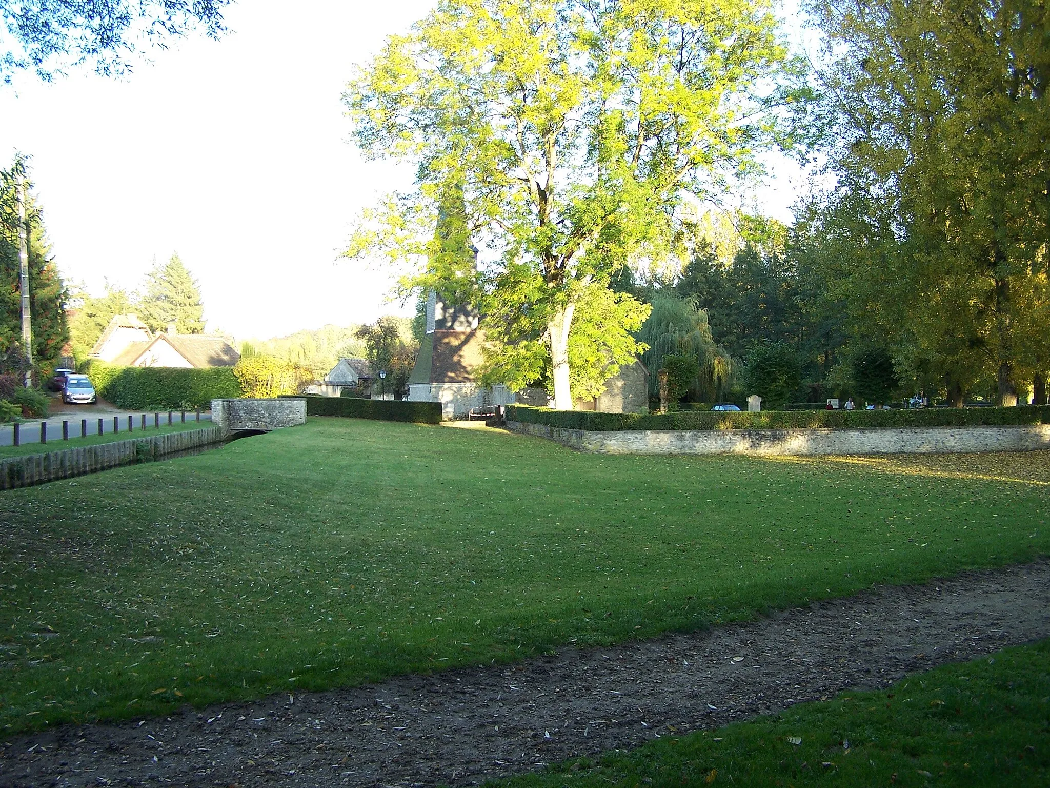 Photo showing: Park close to the church of Courgent (Yvelines, France)