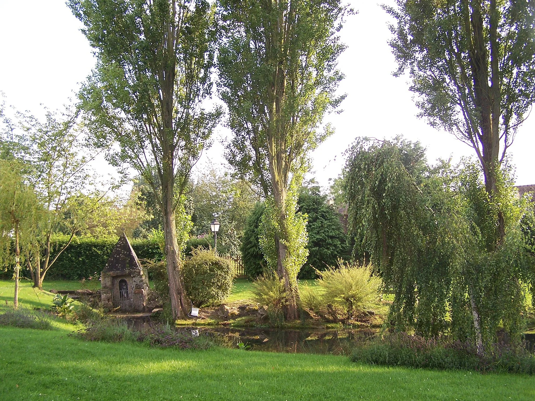 Photo showing: Source of the Vaucouleurs River in Boissets (Yvelines, France)