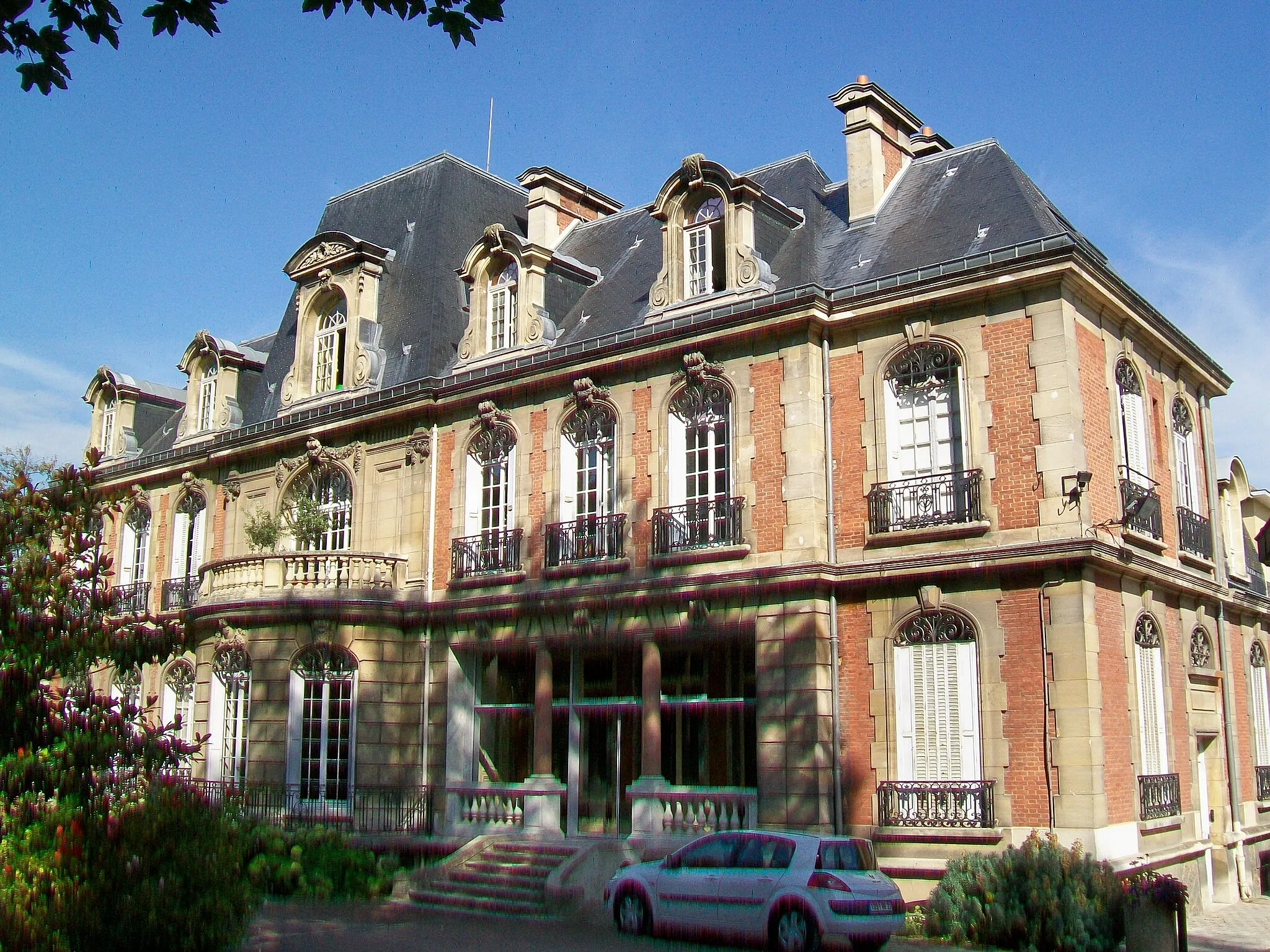 Photo showing: Hôtel de ville, 64 rue de Paris ; façade sud sur le parc.