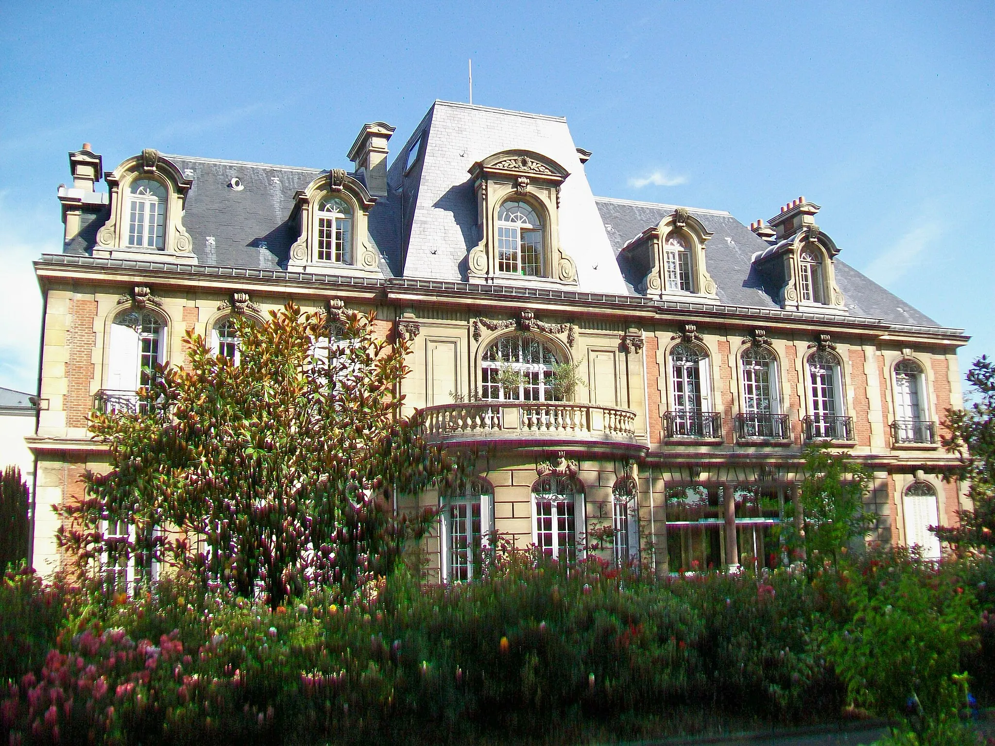 Photo showing: Hôtel de ville, 64 rue de Paris ; façade sud sur le parc.