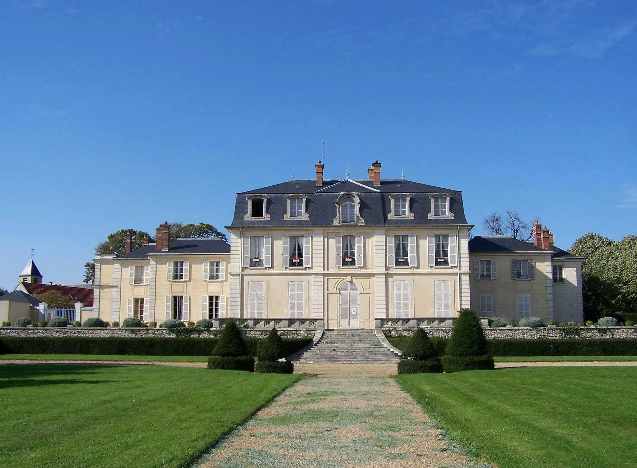 Photo showing: Château Aubert au Chesnay (Yvelines, France). En arrière plan, à gauche, le clocher de l'église Saint-Germain.