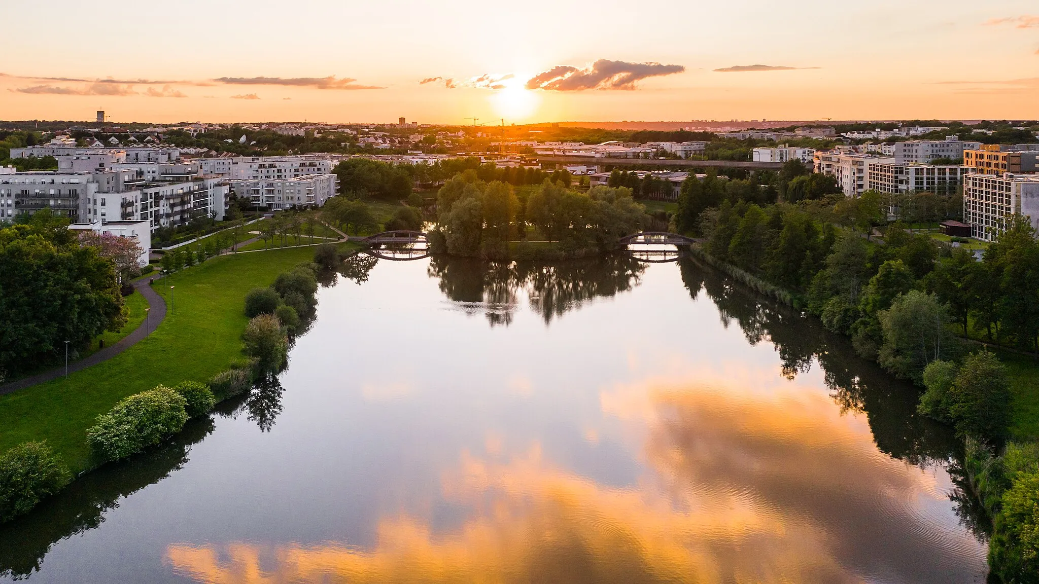 Photo showing: Looking northwest at the sunset over étang du Segrais (Segrais mere), between Lognes and Torcy, Seine-et-Marne, France.