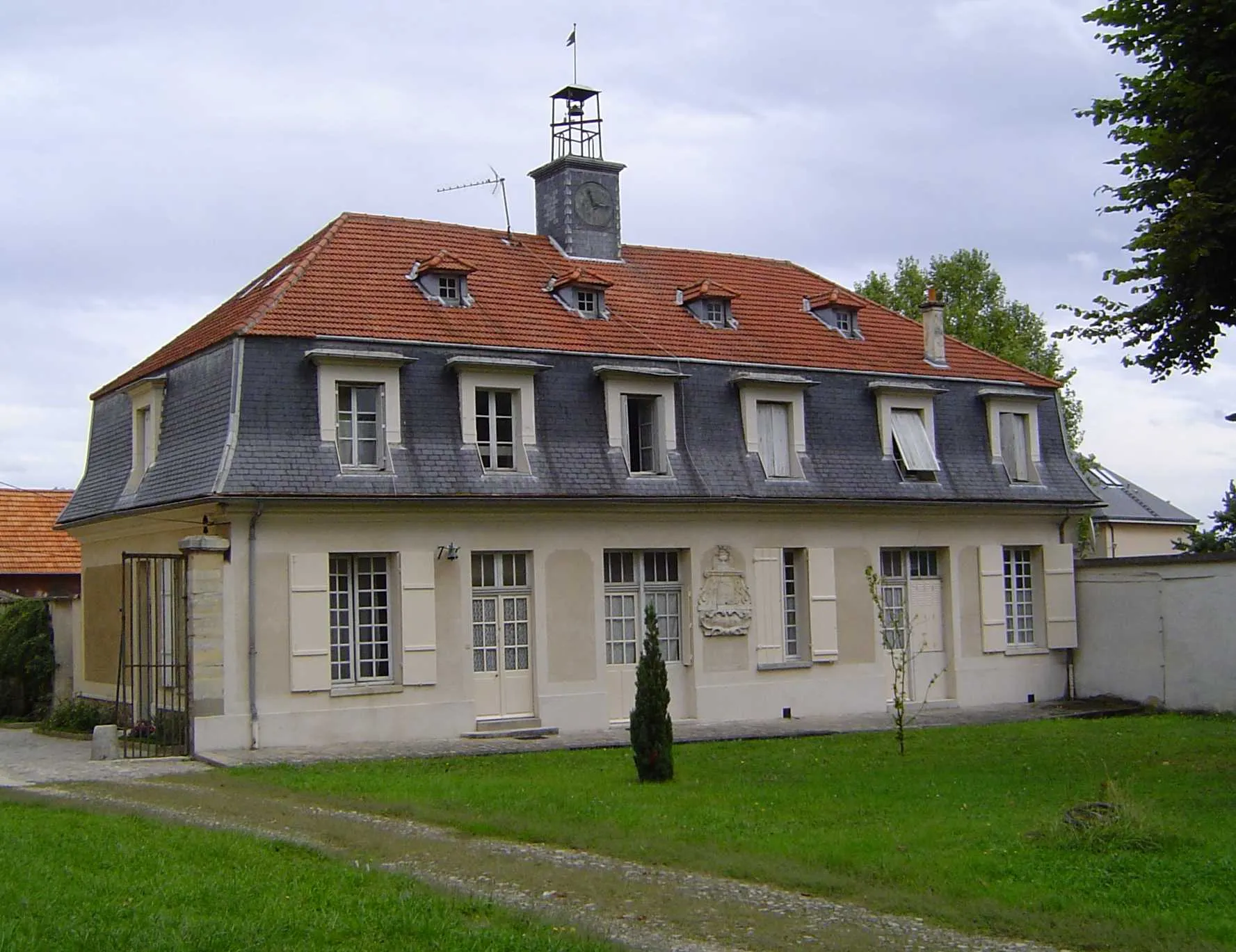 Photo showing: Photo d'un des bâtiments de la Manufacture des cires à Antony, Hauts-de-Seine, France.
Je suis l'auteur de cette photo, prise le 24 septembre 2006.