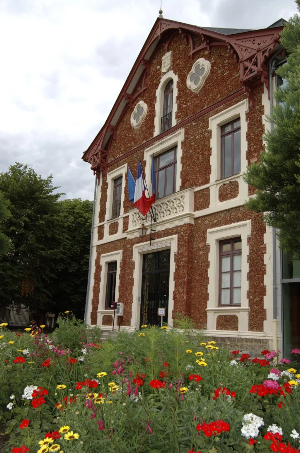 Photo showing: La façade de la mairie de Viroflay (juin 2005)