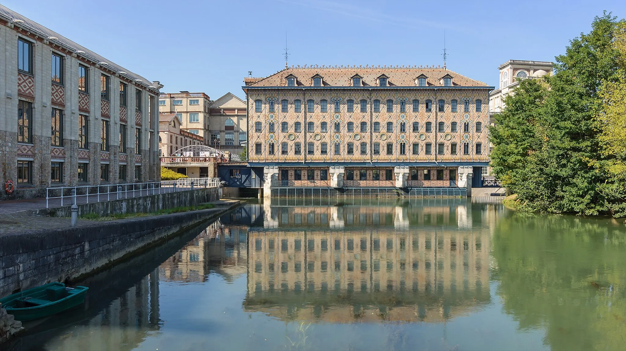 Photo showing: Former Menier chocolate factory in Noisiel, Seine-et-Marne, France: the watermill designed by Jules Saulnier (1872) on the Marne river.