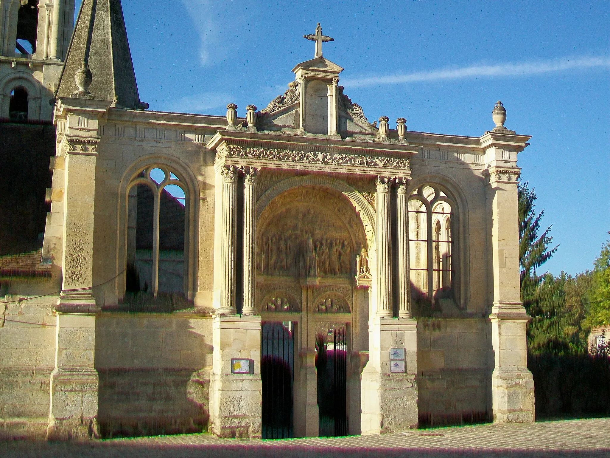 Photo showing: Le portail Renaissance pour l'extension inachevée.