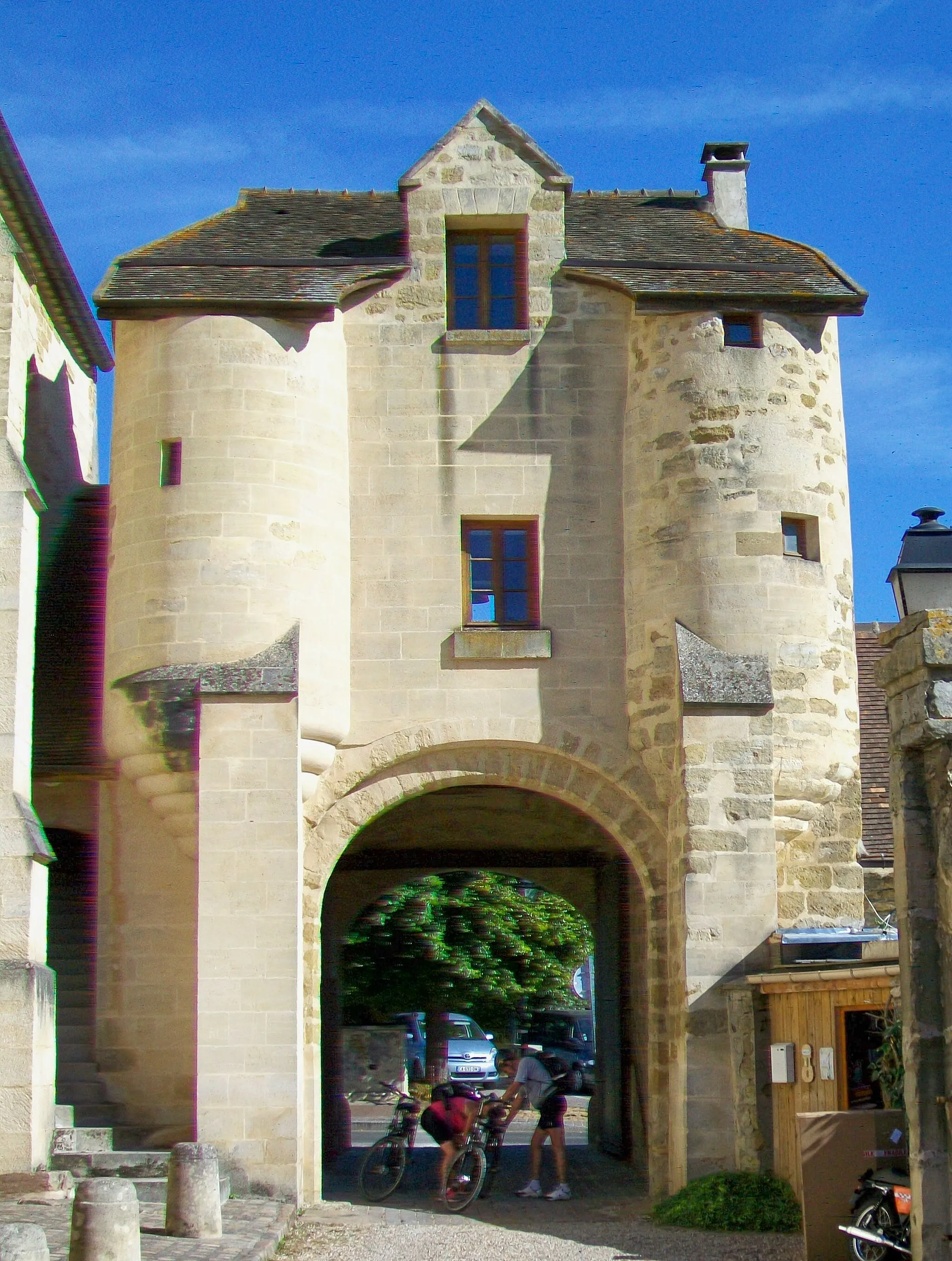 Photo showing: Porte fortifiée de l'ancien prieuré, au nord de l'église Saint-Christophe.