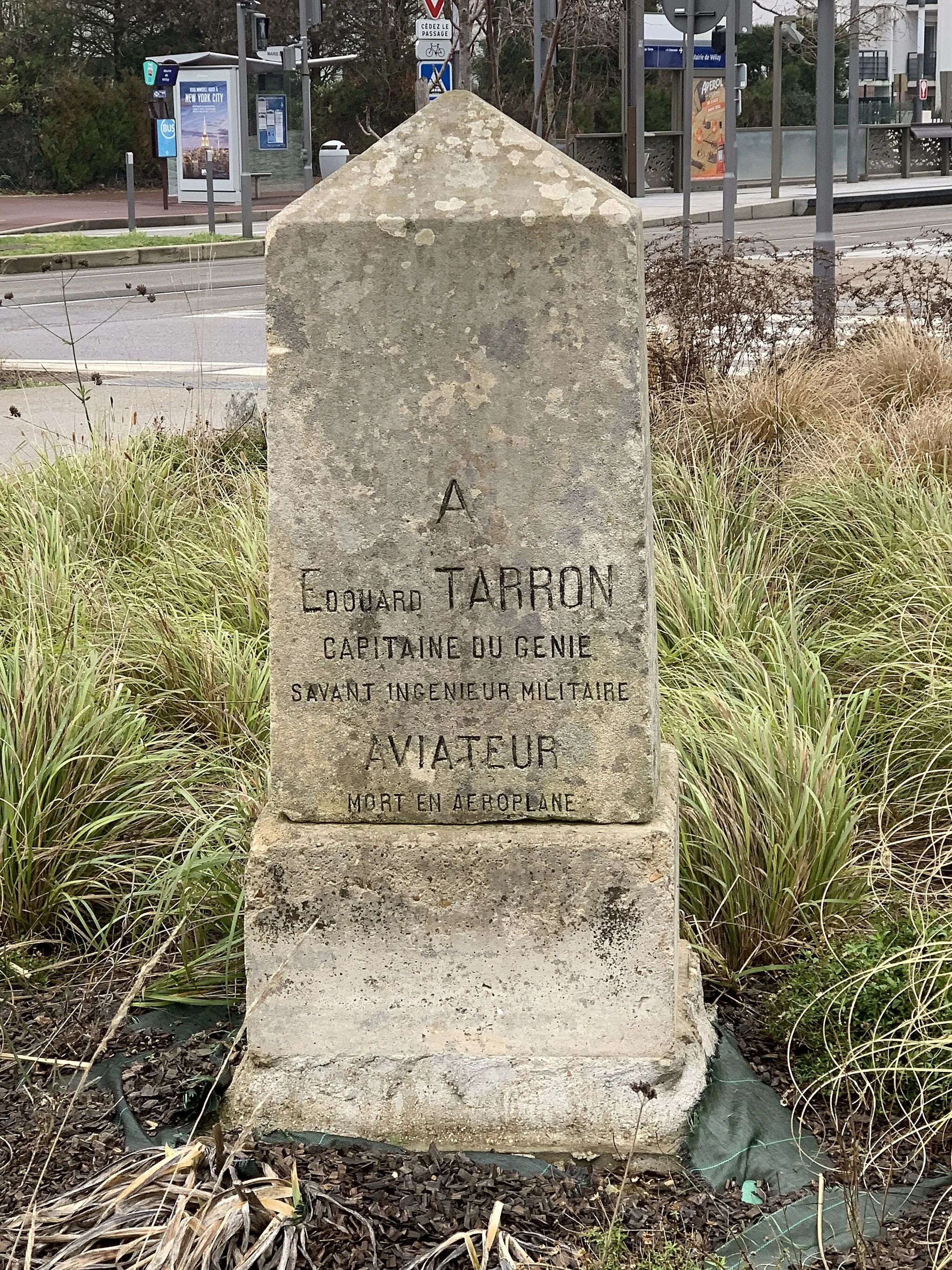 Photo showing: Stèle en mémoire d'Édouard Tarron, Vélizy-Villacoublay.