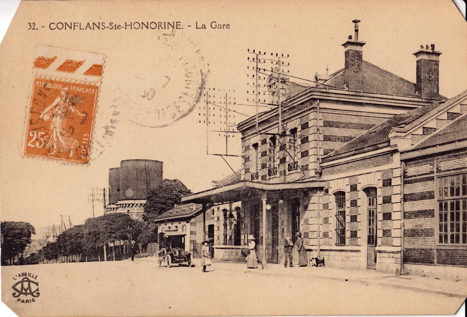 Photo showing: Carte postale ancienne éditée par  L'Abeille à  Paris, n°32 : CONFLANS-Ste-HONORINE - La Gare. Remarquer les deux énormes réservoirs d'eau qui permettaient le rechargement des réservoirs des locomotives à vapeur.