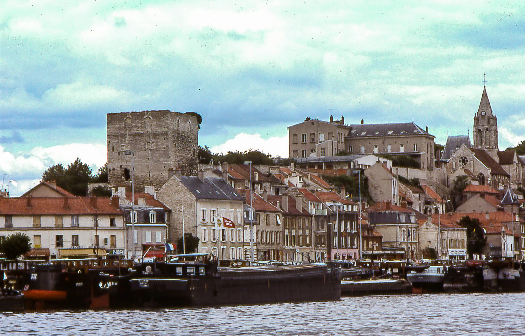 Photo showing: Le centre historique de Conflans-Sainte-Honorine.Yvelines.France.La Tour Monjoie est un donjon du XIe siècle, à sa droite l'église Saint-Maclou d'époque romane et gothique.Au premier plan la Seine.