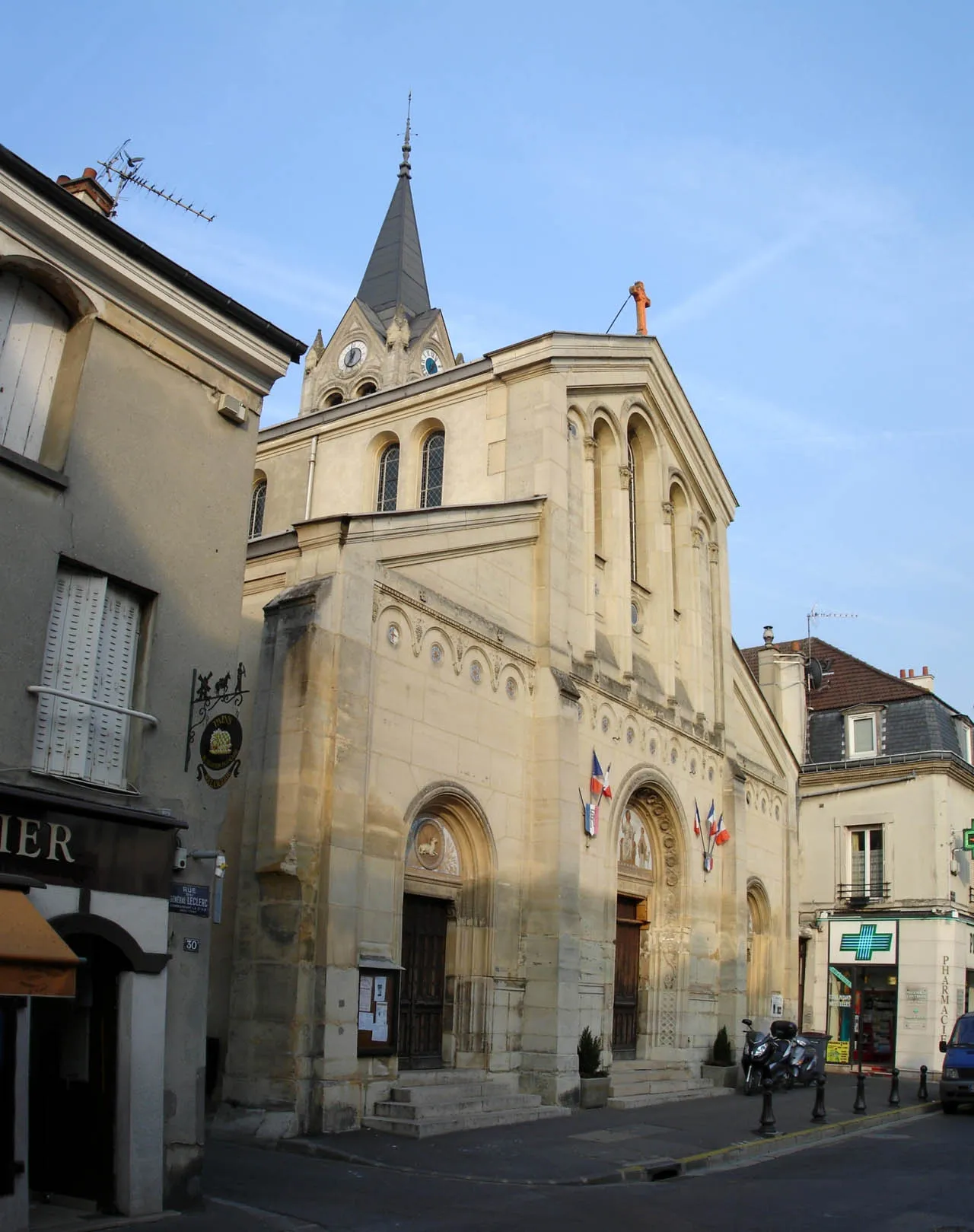 Photo showing: Façade de l'église Saint-Leu-Saint-Gilles à Saint-Leu-la-Forêt (Val-d'Oise), France