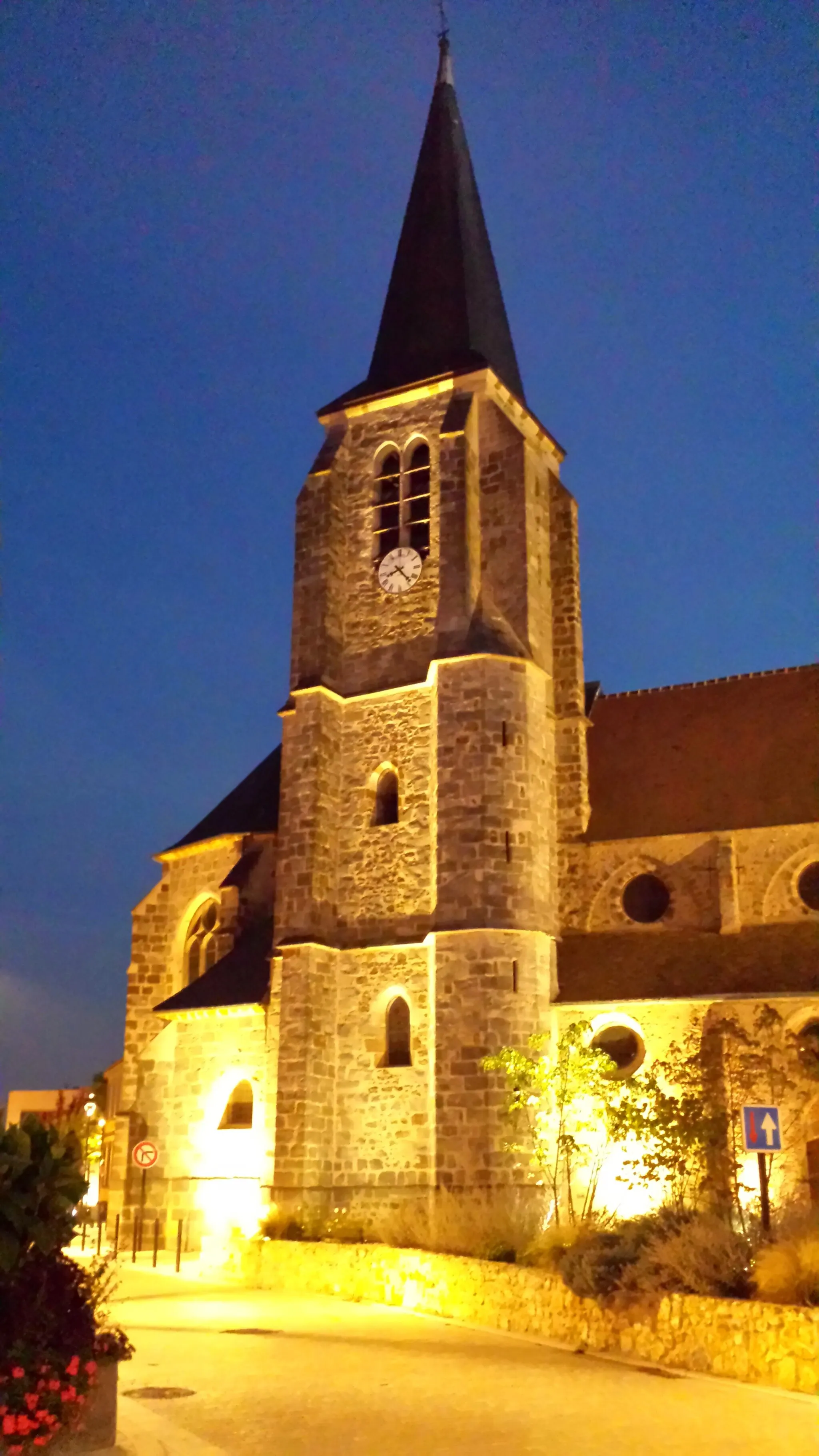 Photo showing: L'église Saint-Victor est une église gothique construite dans le centre ville de Guyancourt.