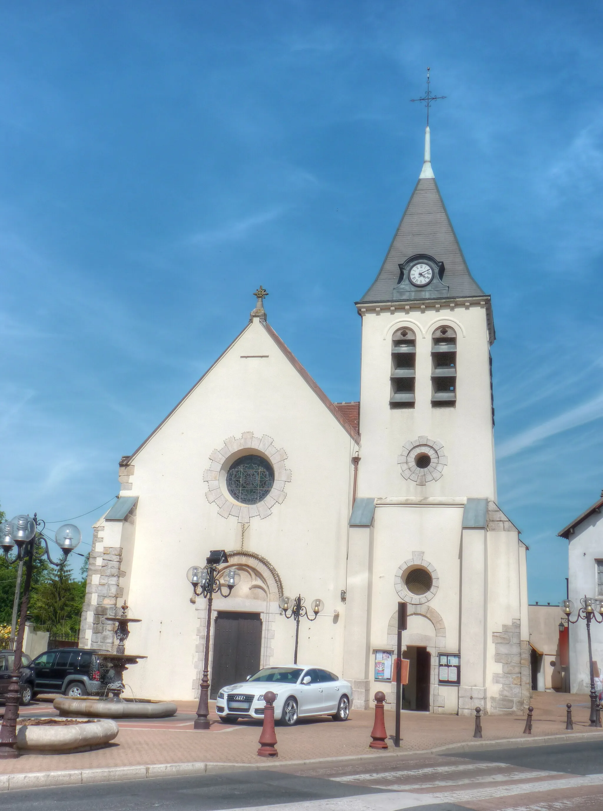 Photo showing: Image HDR de l'Église Catholique Saint Pierre à Ozoir-la-Ferrière.