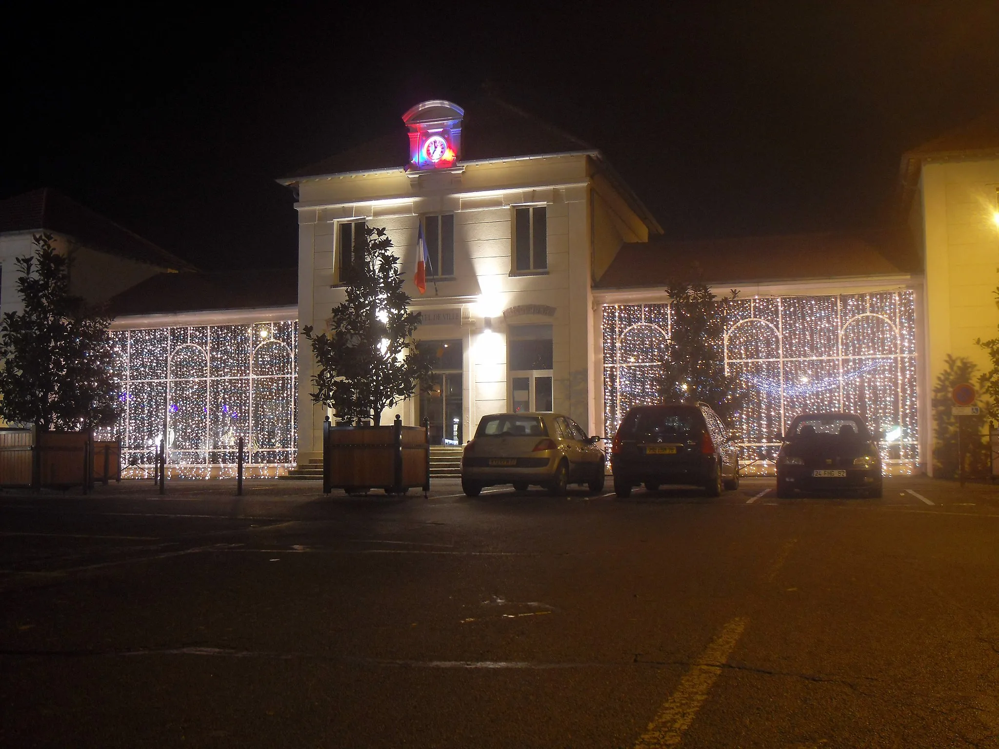 Photo showing: Ozoir-la-Ferrière town hall by night.