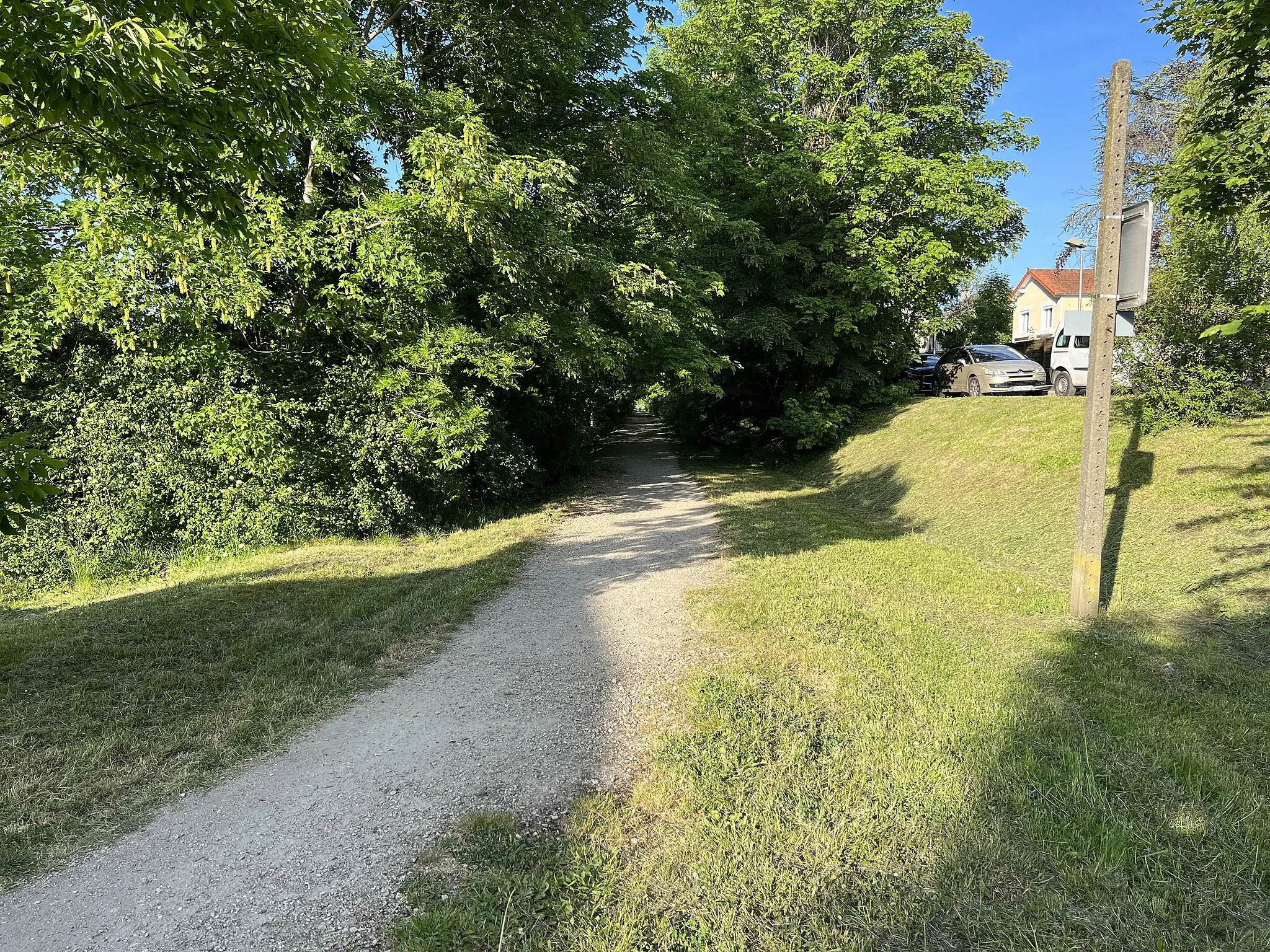 Photo showing: Chemin sur l'ancienne de la ligne ferroviaire de Paris-Bastille à Marles-en-Brie, Limeil-Brévannes.