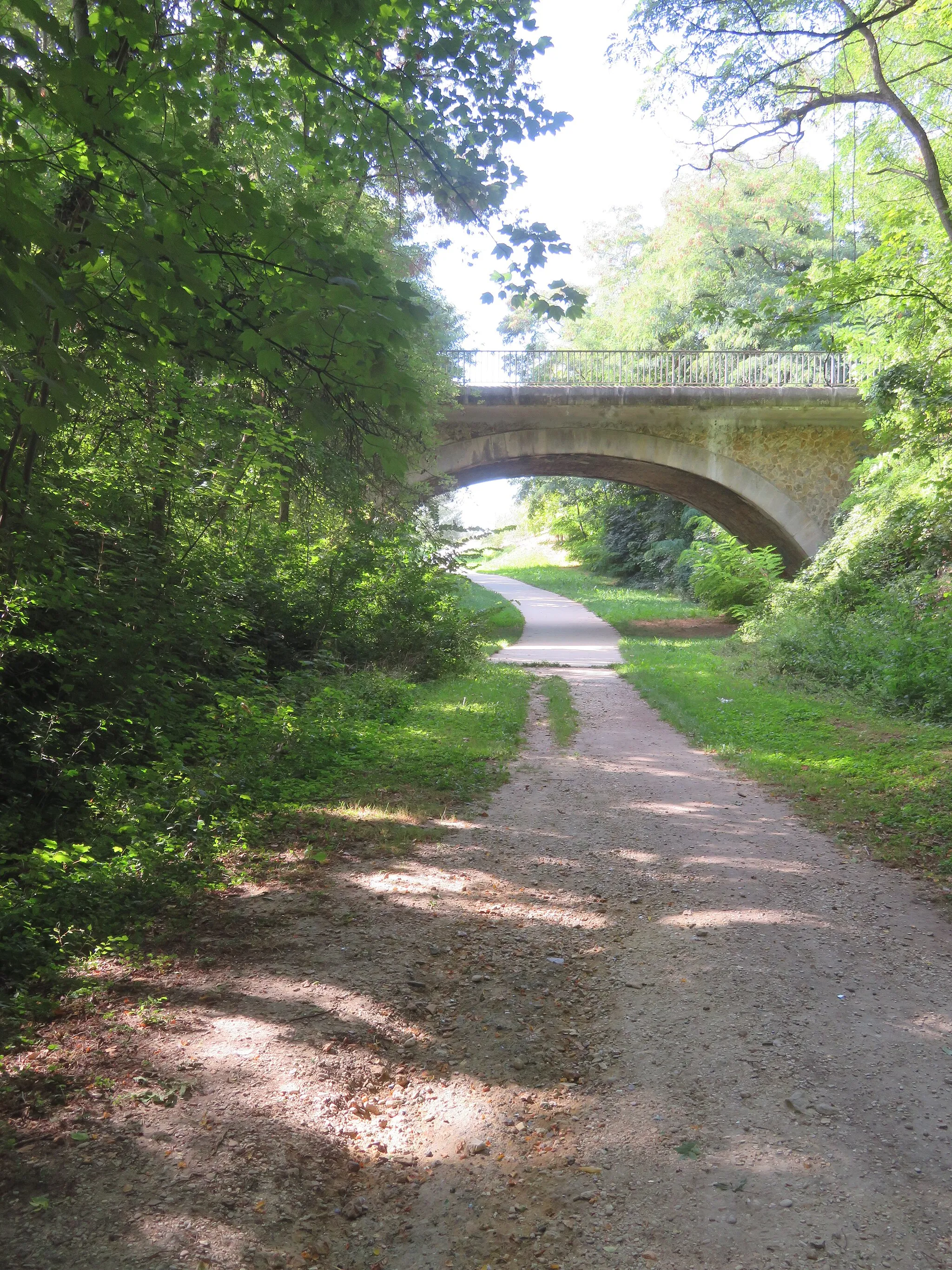 Photo showing: ancienne ligne de Vincennes sous le pont de l'avenue Descartes vers la TEGEVAL