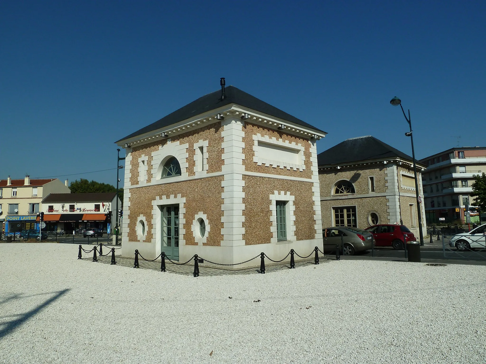 Photo showing: This building is indexed in the base Mérimée, a database of architectural heritage maintained by the French Ministry of Culture, under the reference PA00079945 .