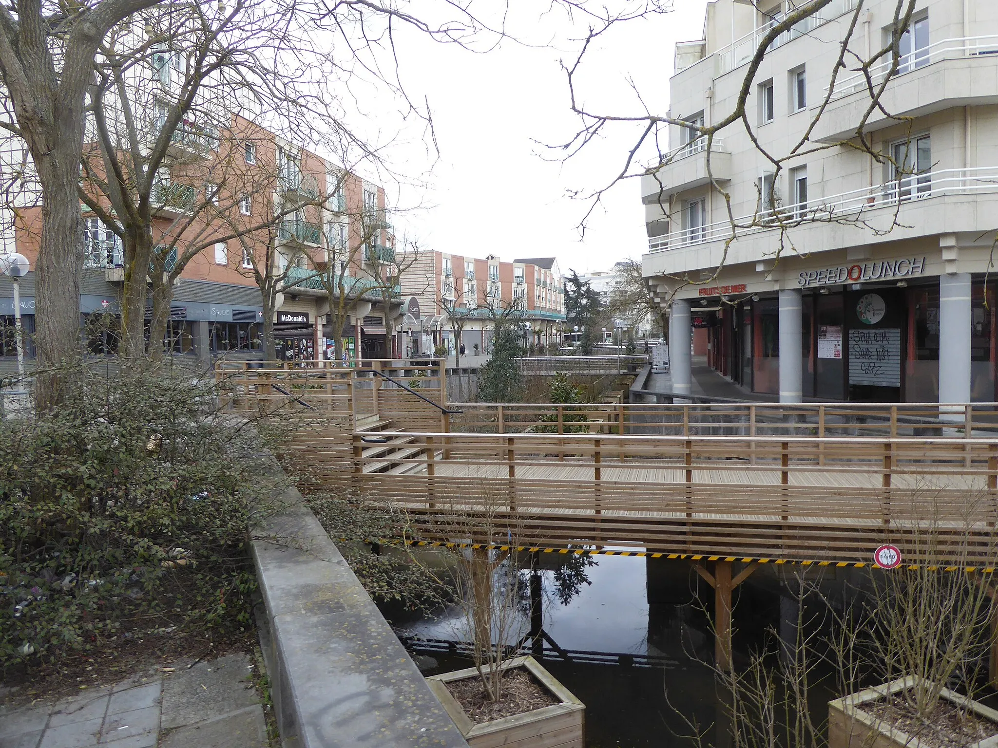 Photo showing: Canal quai Fernand-Pouillon