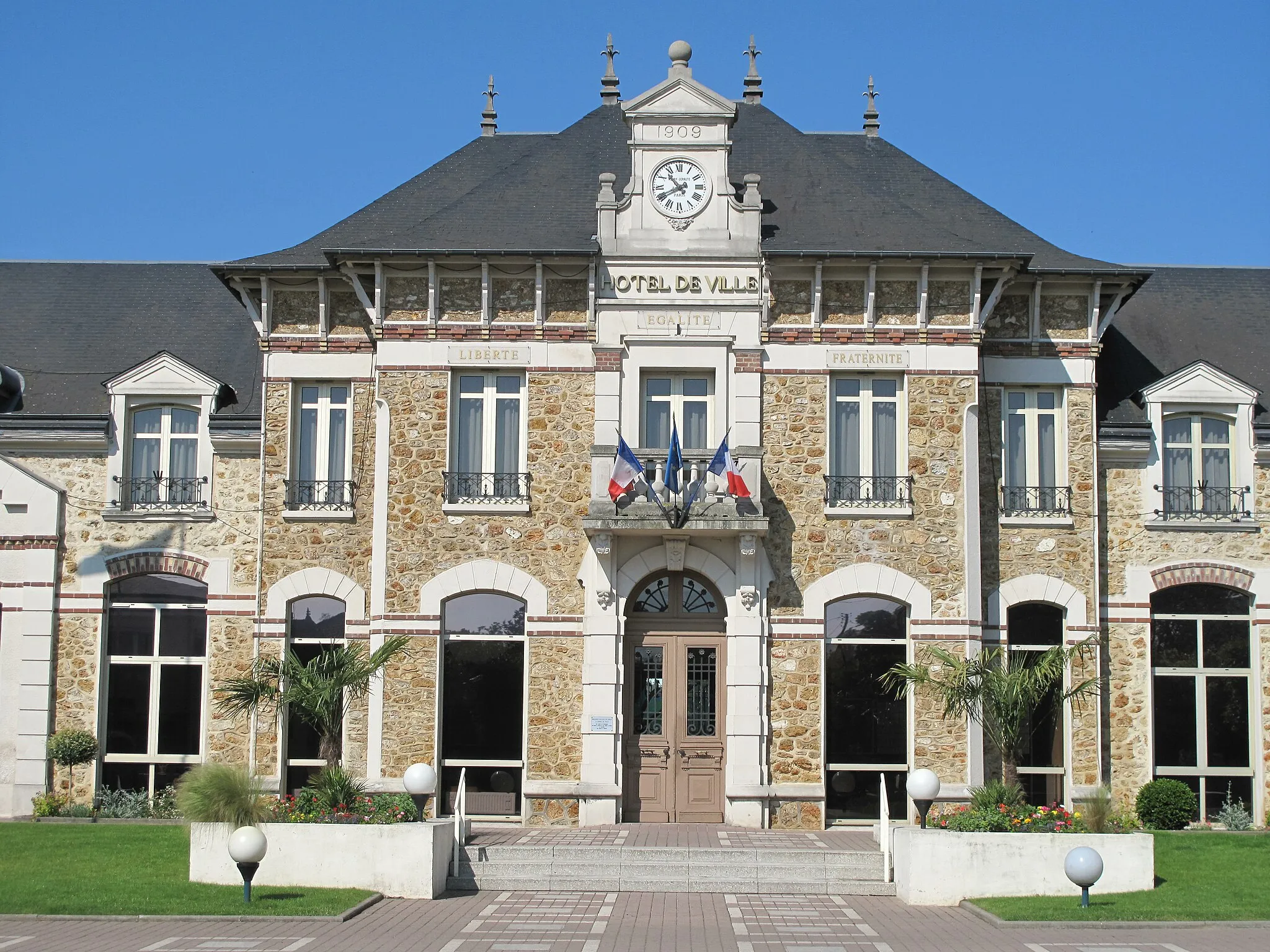 Photo showing: Central part of the Vaires-sur-Marne town hall (1909)