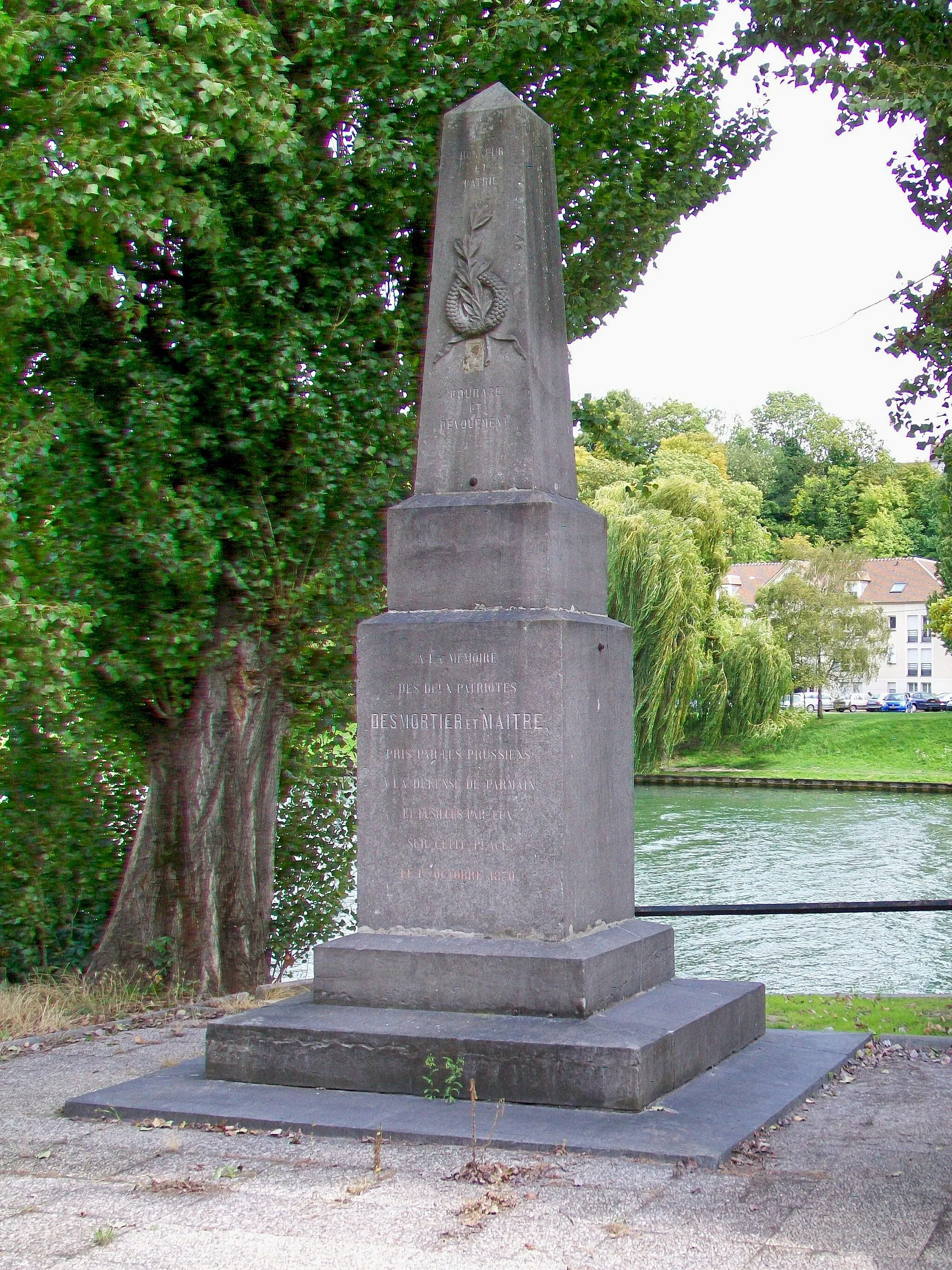 Photo showing: Le monument pour les patriotes Desmortier et Maître, tués par les Prussiens lors de la défense de Parmain en 1870 (guerre franco-prussienne de 1870-1871) ; rue du Docteur Touati, sur la rive gauche de l'Oise.