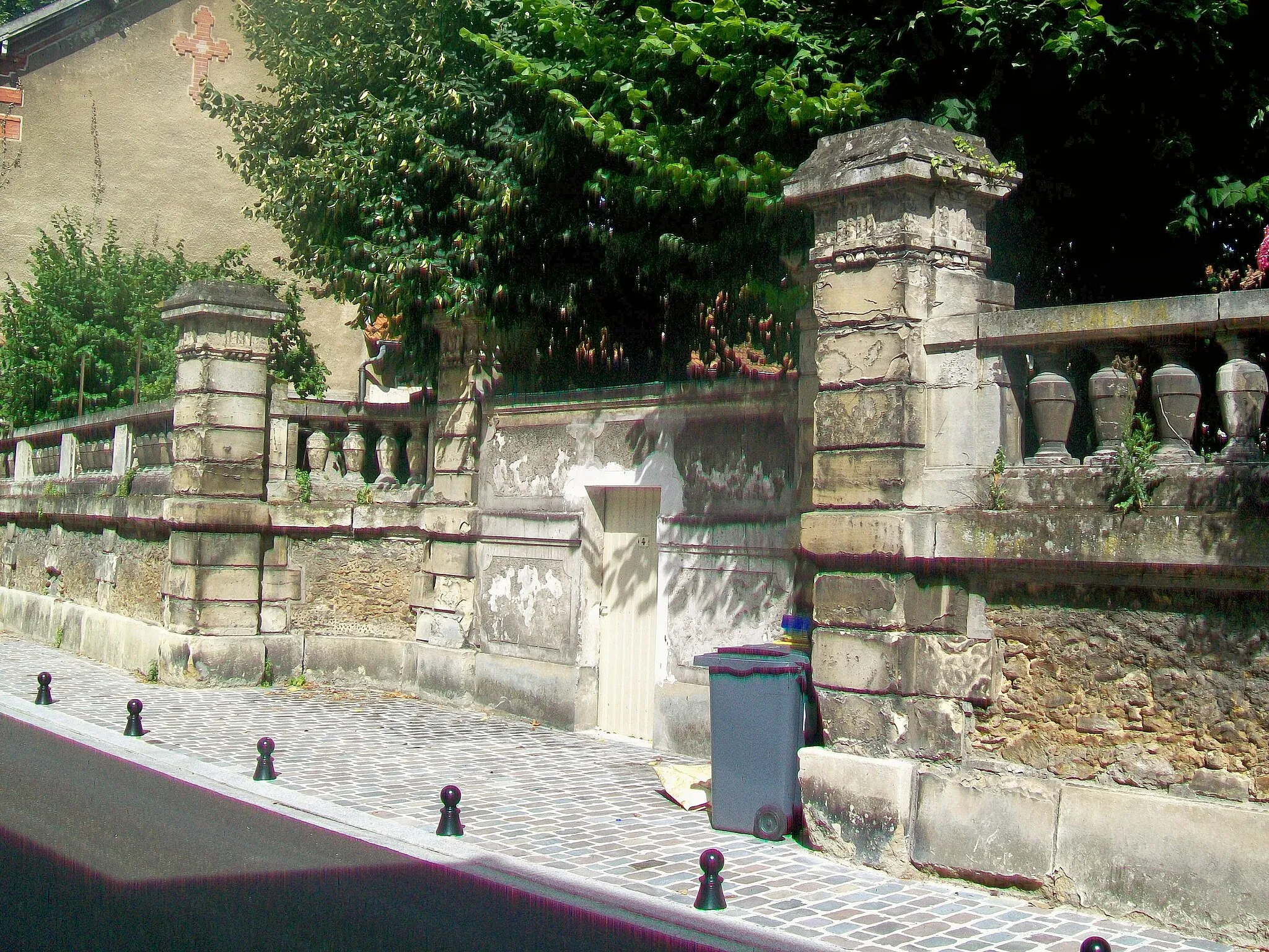 Photo showing: Balustrade de 1670 ayant appartenu au parc d'un château aujourd'hui disparu, rue Edith-Wharton.