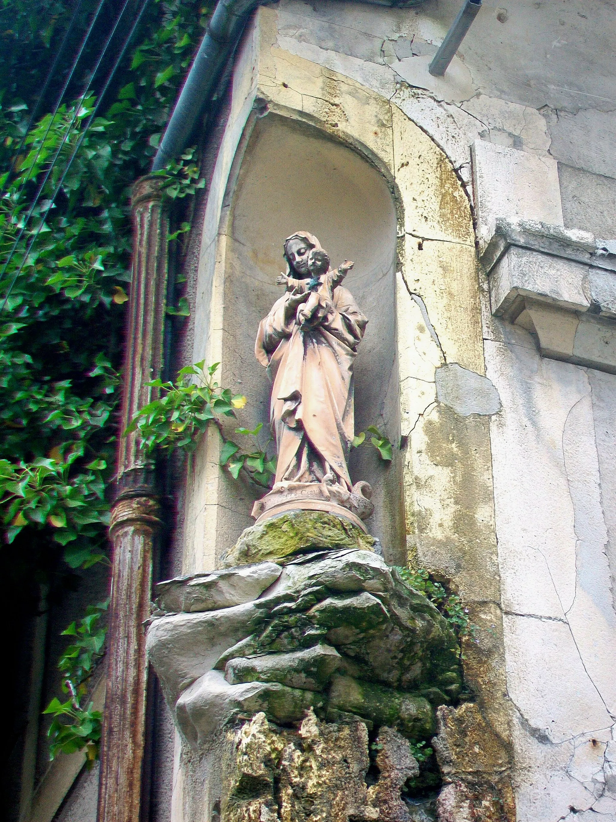 Photo showing: Vierge à l'Enfant, ancienne destination de la procession de l'Assomption (15 août), 19 rue de Montmorency.