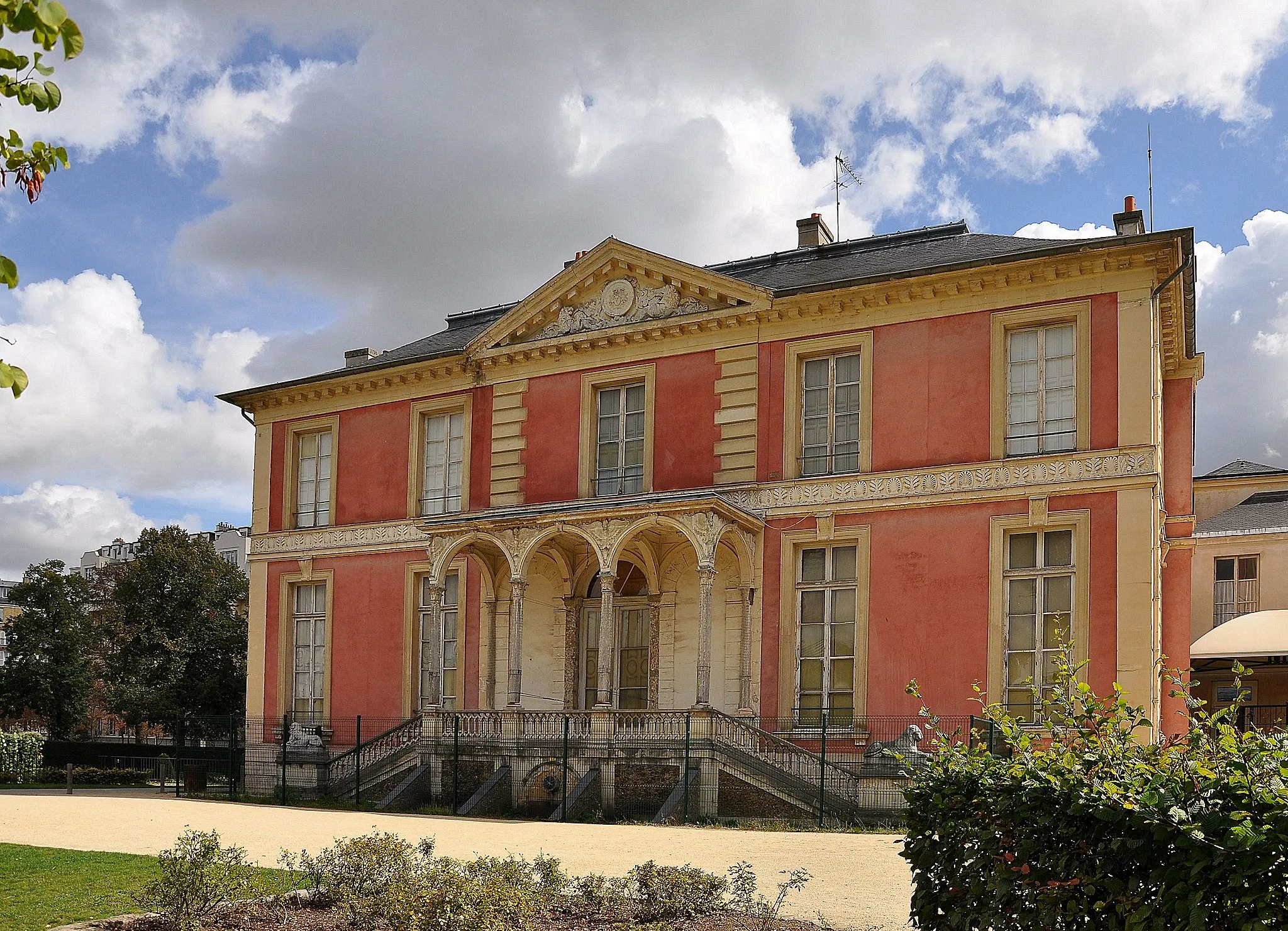 Photo showing: Folie Saint-James built by Bélanger in 1777 for Baudard de Vaudésir, baron of Saint James, general controller of Marine in Neuilly-sur-Seine near Paris