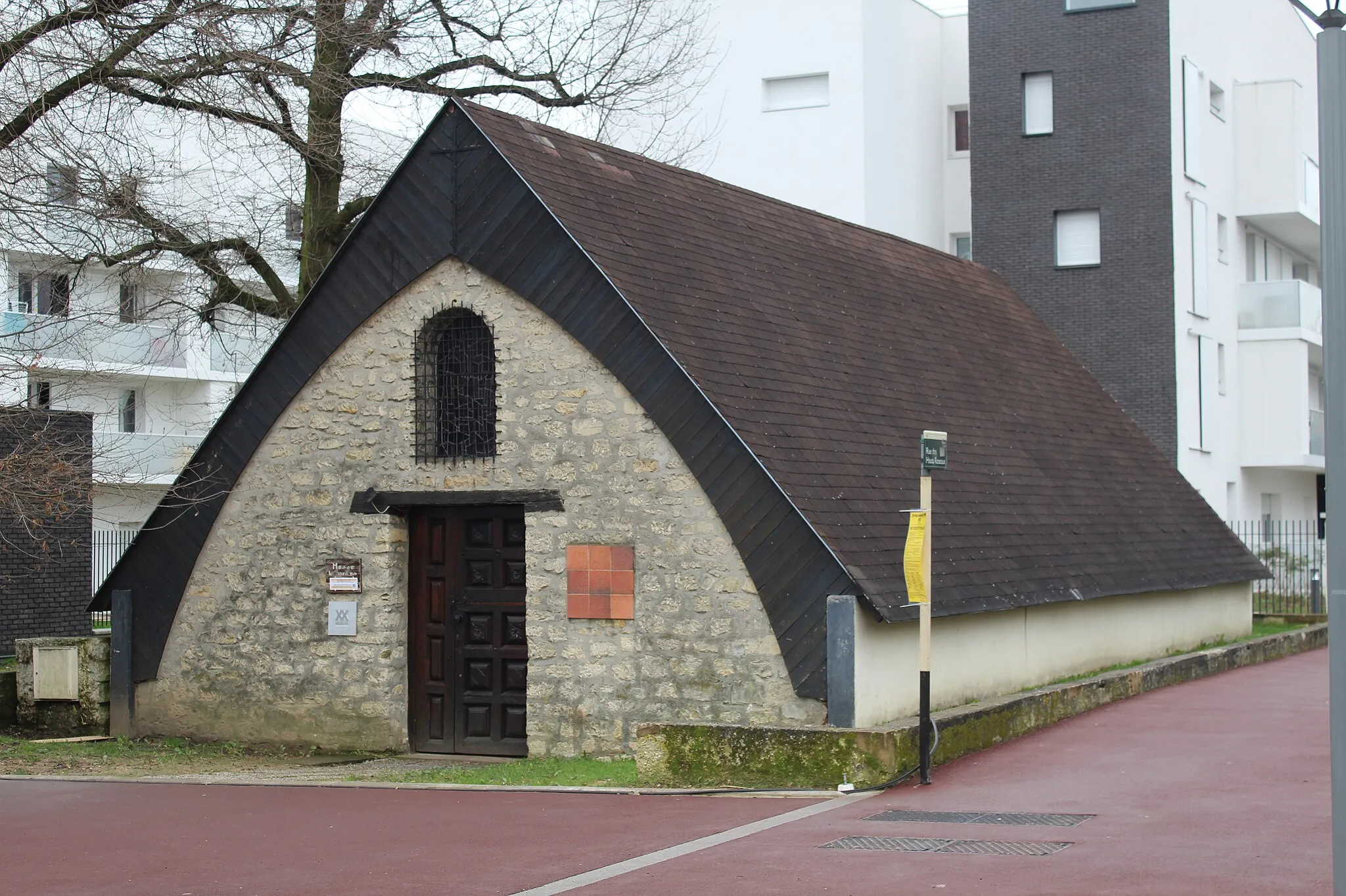 Photo showing: Chapelle Notre-Dame-des-Sans-Logis-et-de-Tout-le-Monde à Noisy-le-Grand.