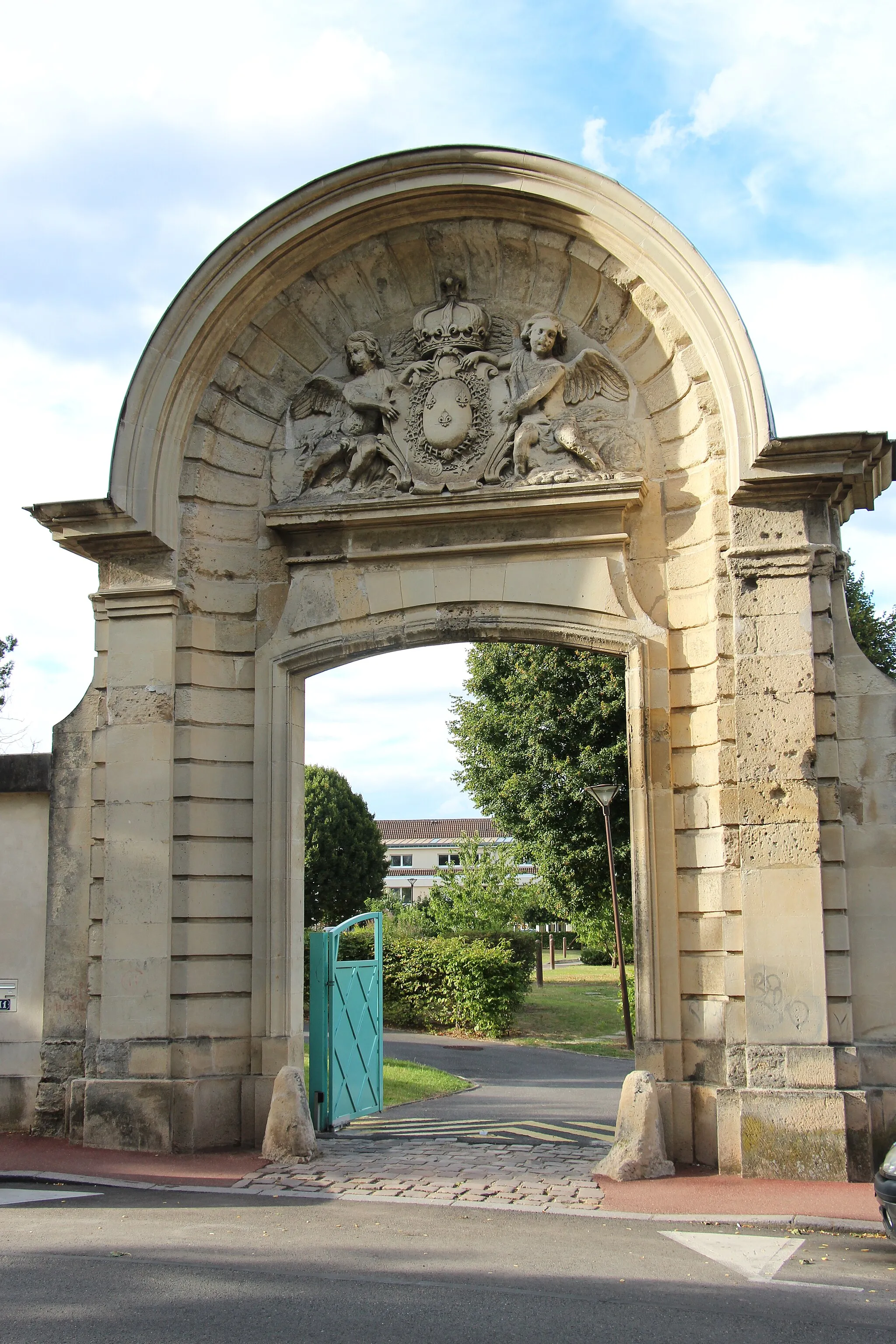 Photo showing: This building is indexed in the base Mérimée, a database of architectural heritage maintained by the French Ministry of Culture, under the reference PA00087598 .