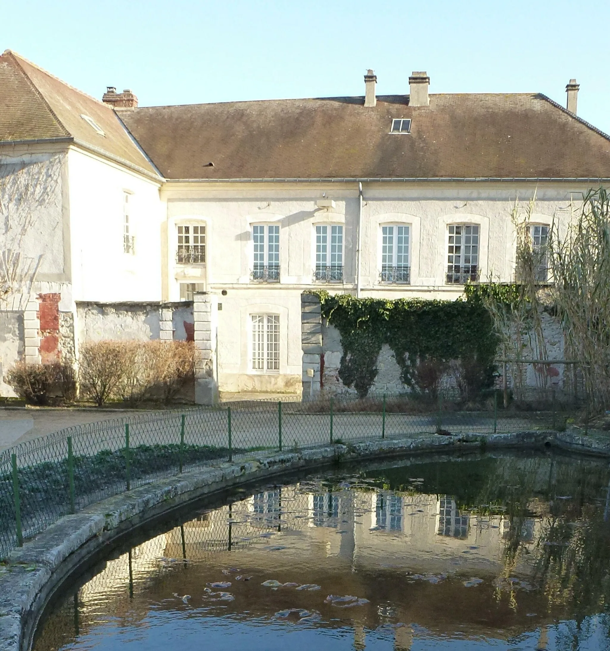 Photo showing: Château du Vivier à Aubergenville dans les Yvelines - Bassin et dépendances