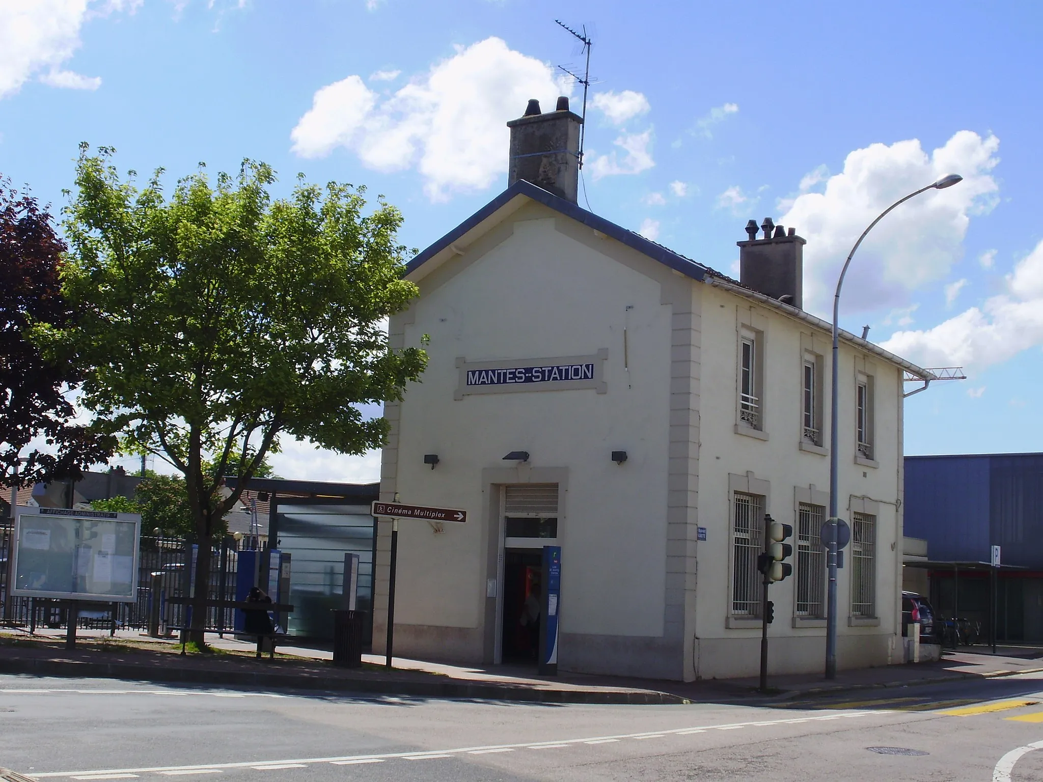 Photo showing: Mantes-Station station, Yvelines, France (entrance Boulevard Calmette in Mantes-la-Jolie)