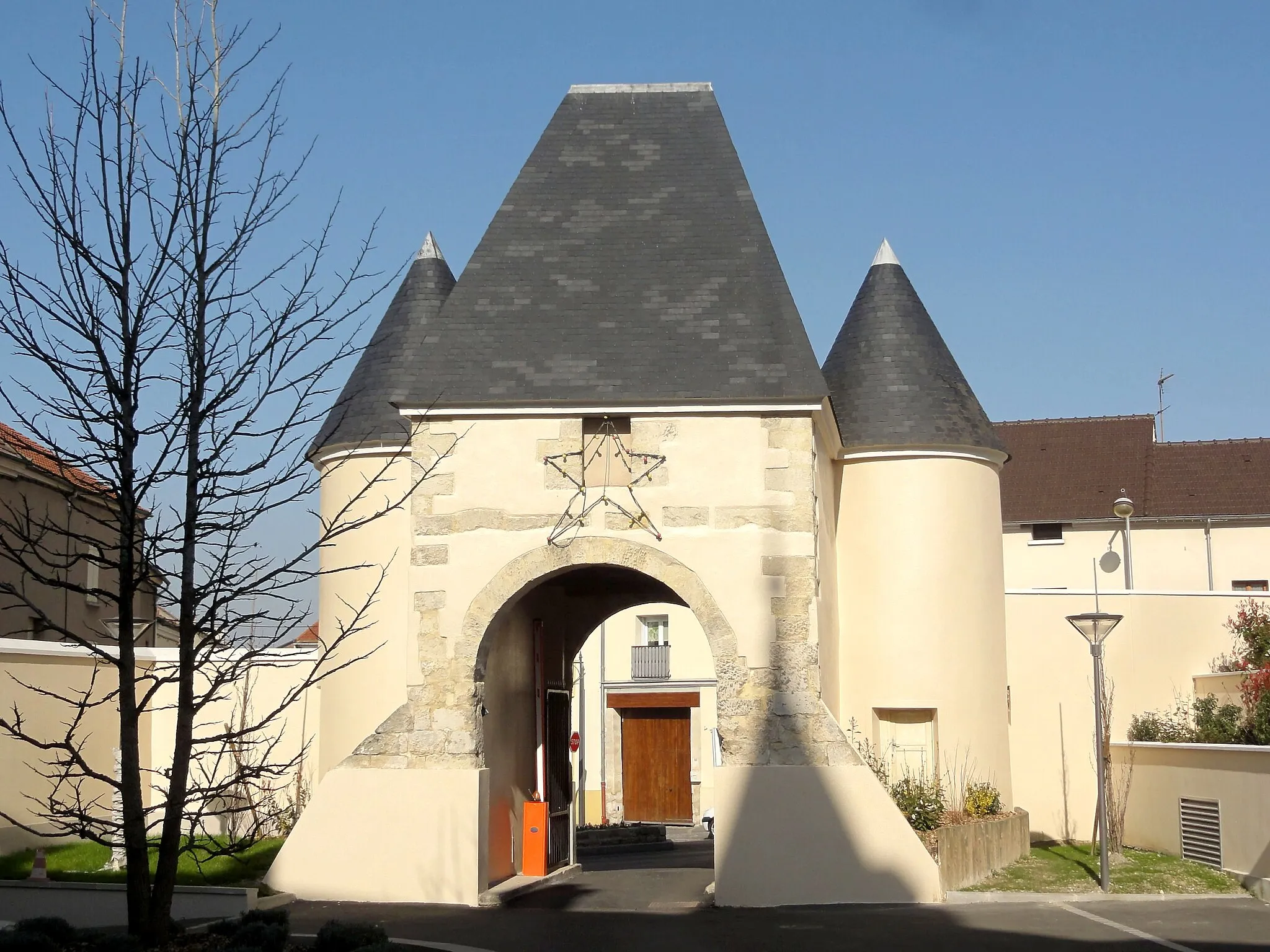 Photo showing: Porche de l'ancien château principal, 50 rue de Paris.