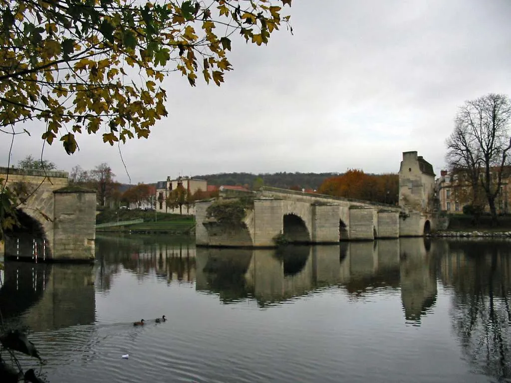 Photo showing: Vieux pont de Limay (Yvelines) à Mantes, exécutant Eustache de Saint-Far architecte  et urbaniste français; Photo JH Mora, août 2005